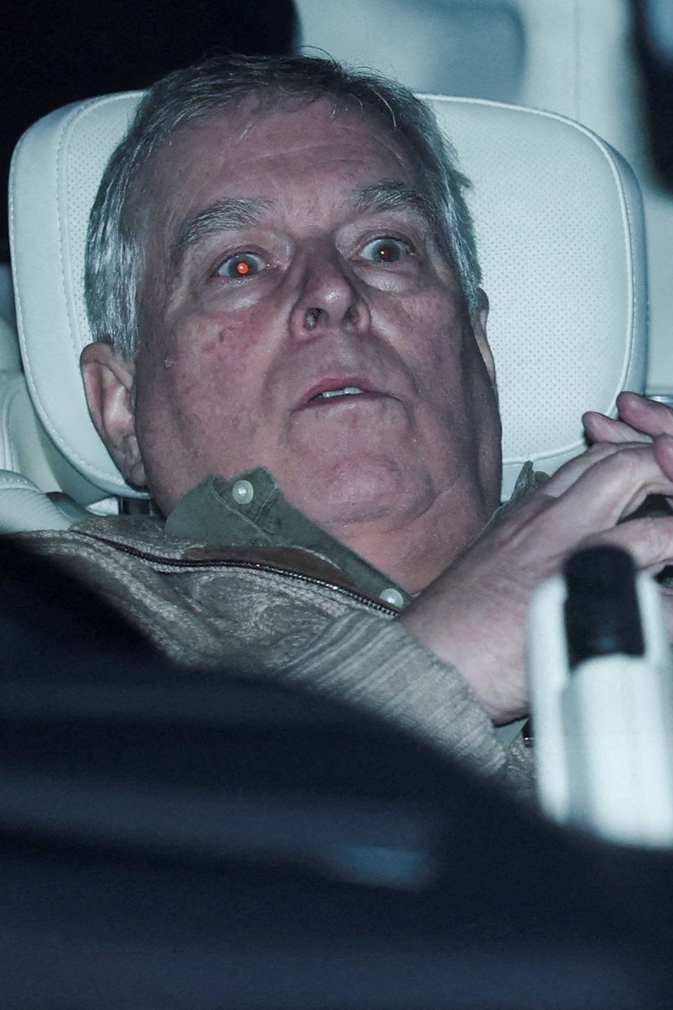 Ein Bild sagt mehr als 1.000 Worte: Hier wird Andrew Mountbatten-Windsor nach 11 Stunden aus der Aylsham Police Station gefahren