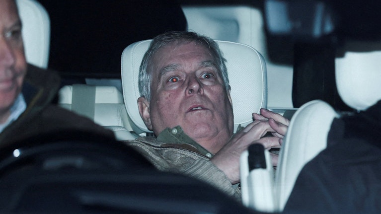 Es geht immer noch ein Stück tiefer. Am Donnerstag saß Andrew Mountbatten-Windsor, Bruder des britischen Königs, plötzlich in Haft. Der Verdacht: Amtsmissbrauch und Geheimnisverrat im Fall um Sexualstraftäter Jeffrey Epstein. Protokoll eines denkwürdigen Tages.