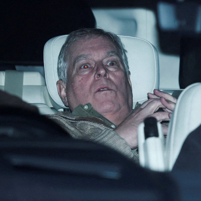 Es geht immer noch ein Stück tiefer. Am Donnerstag saß Andrew Mountbatten-Windsor, Bruder des britischen Königs, plötzlich in Haft. Der Verdacht: Amtsmissbrauch und Geheimnisverrat im Fall um Sexualstraftäter Jeffrey Epstein. Protokoll eines denkwürdigen Tages.