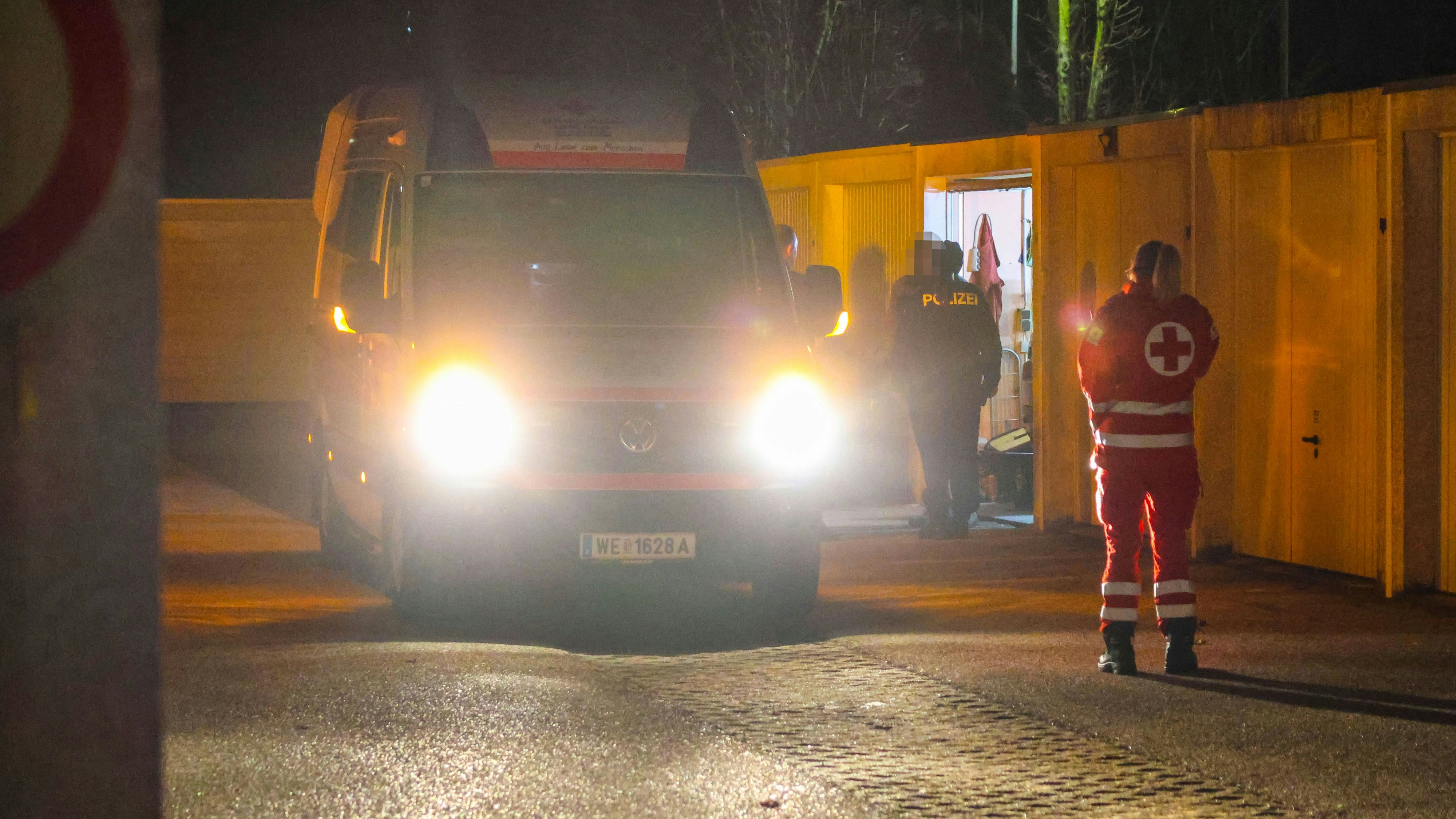 Heute.at - Person mitten in der Nacht in Garagenpark eingeklemmt