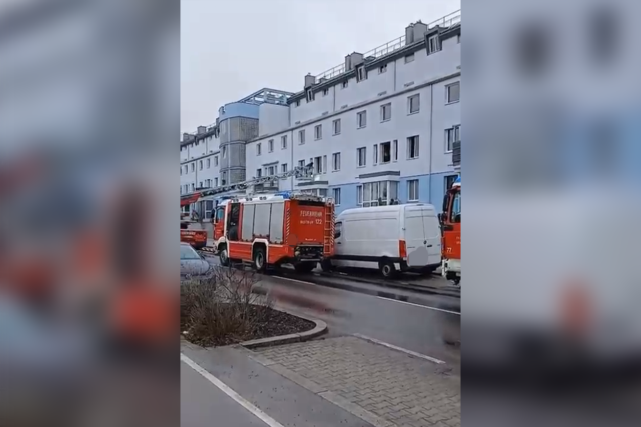 Heute.at - Brand in Wiener Wohnhaus! Feuerwehr muss Frau retten
