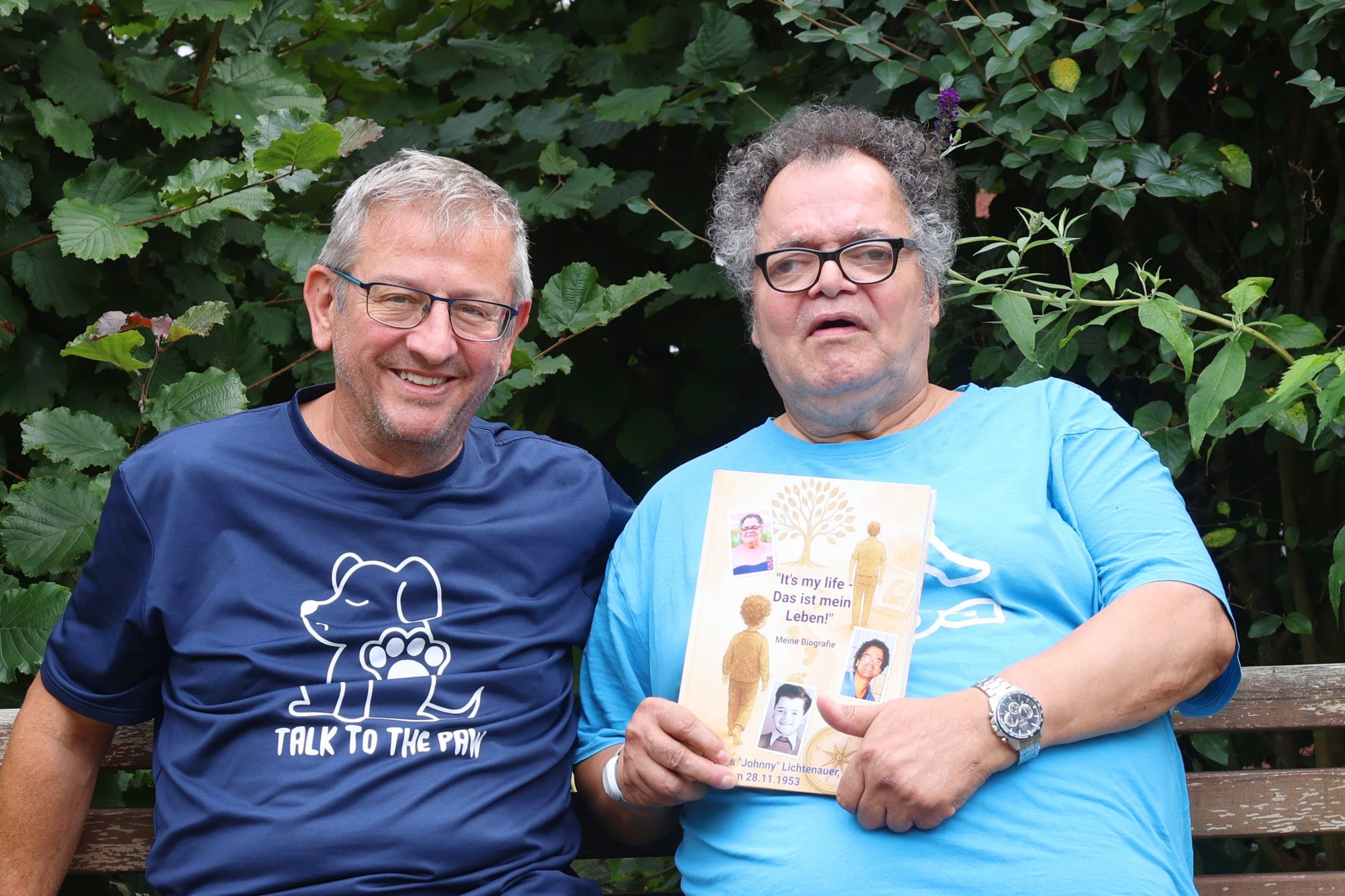 Peter Schneider (li.) mit Johnny (72), der eine leichte kognitive Beeinträchtigung und eine bewegte Lebensgeschichte hat.