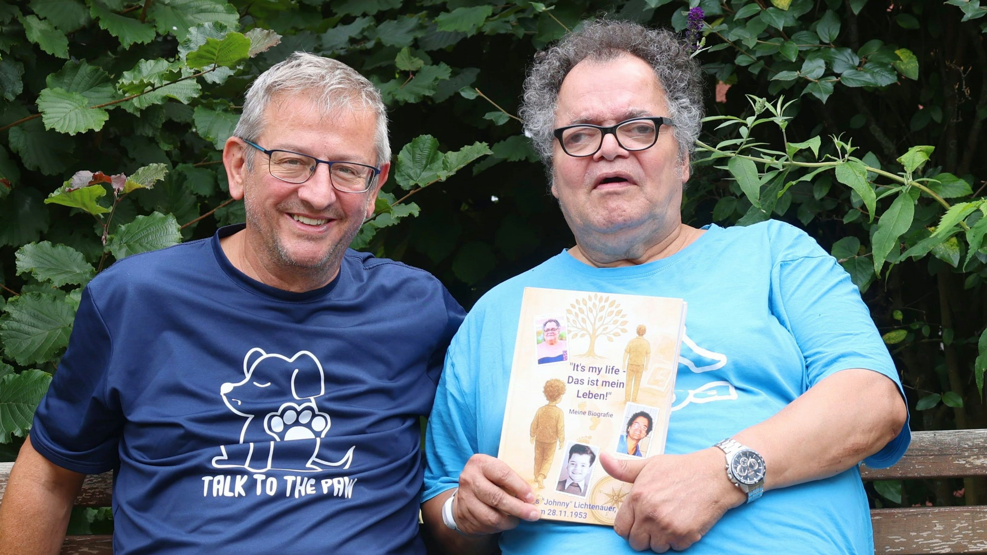 Peter Schneider (li.) mit Johnny (72), der eine leichte kognitive Beeinträchtigung und eine bewegte Lebensgeschichte hat.