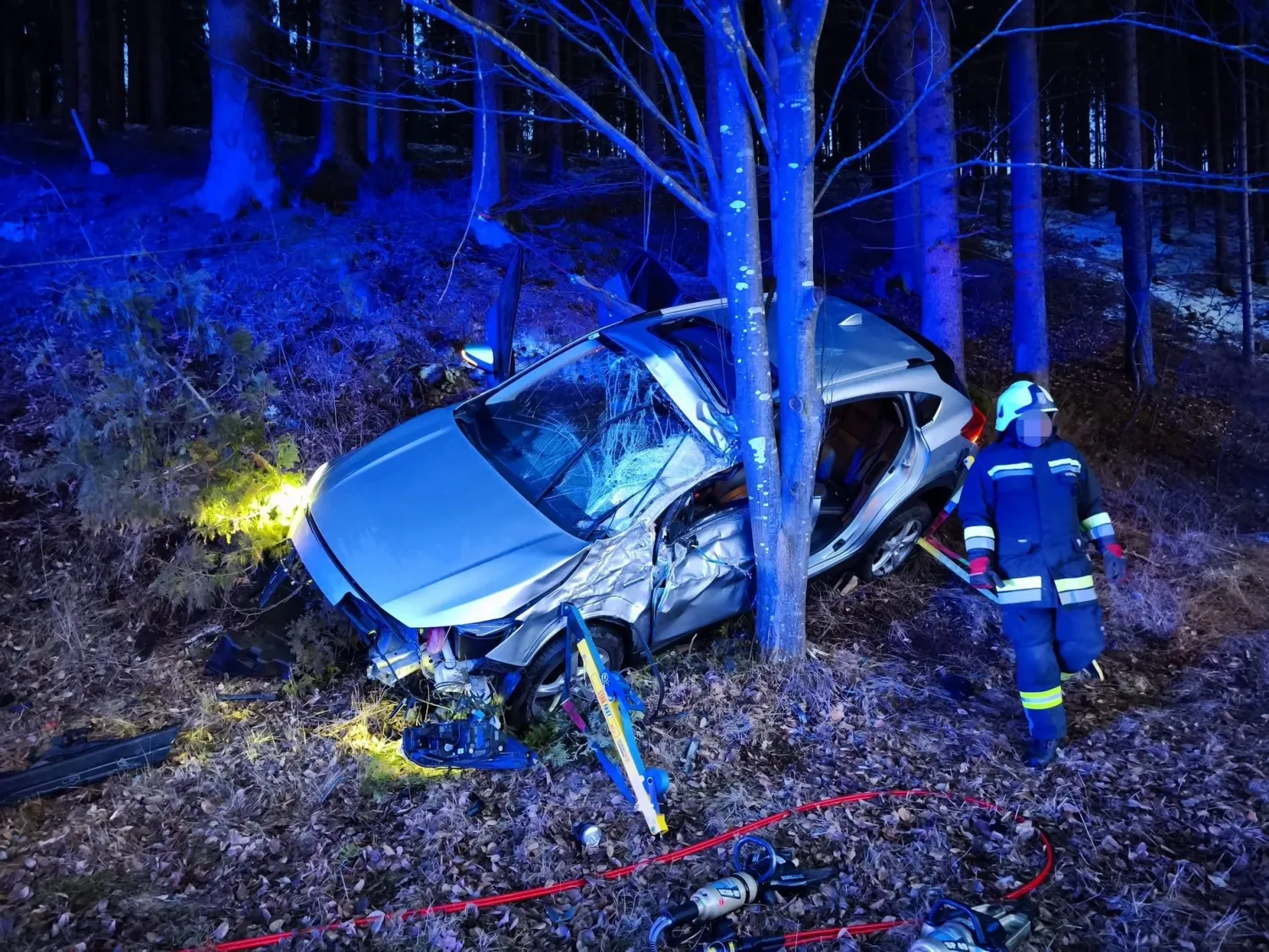 Der 85-Jährige krachte gegen einen Baum und wurde von der Feuerwehr aus dem Pkw befreit.
