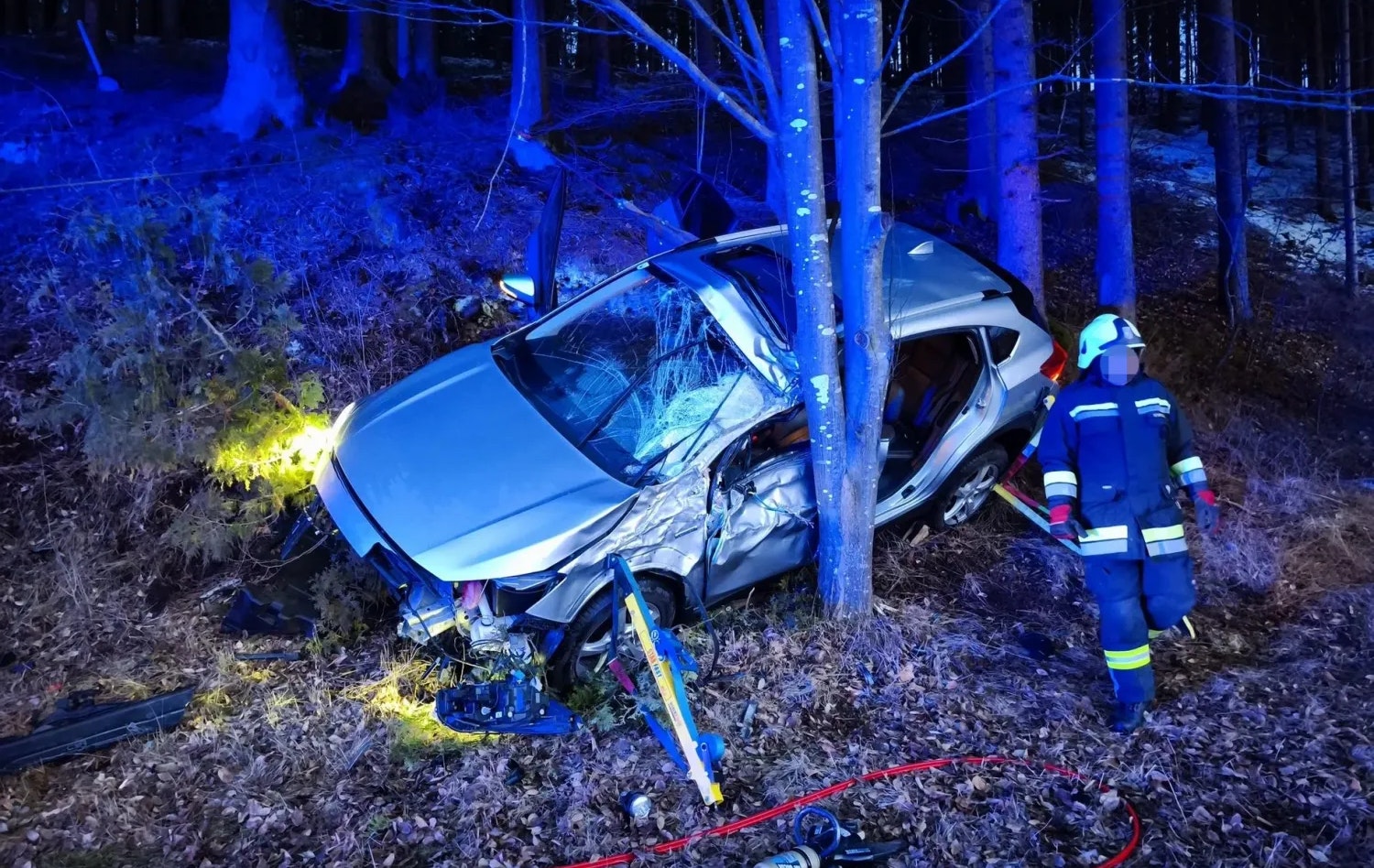 Heute.at - Pkw kracht gegen Baum – 85-Jähriger im Wrack gefangen