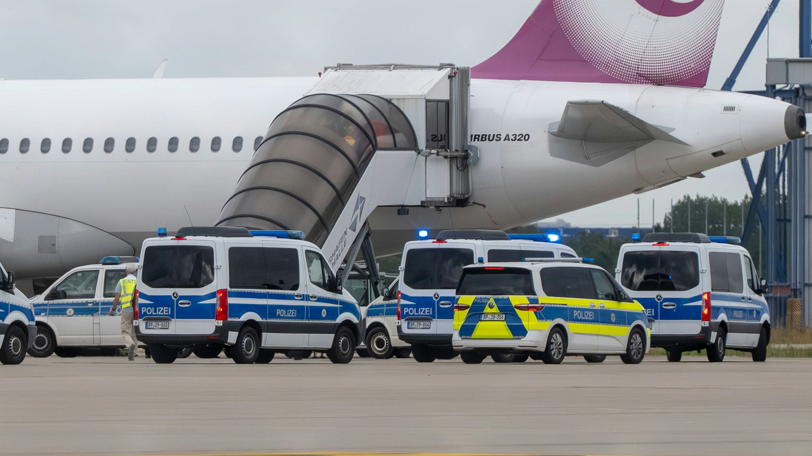 Abschiebung vom Flughafen Leipzig in Richtung Irak mit einem Ferienflieger. Archivbild, 22. Juli 2025