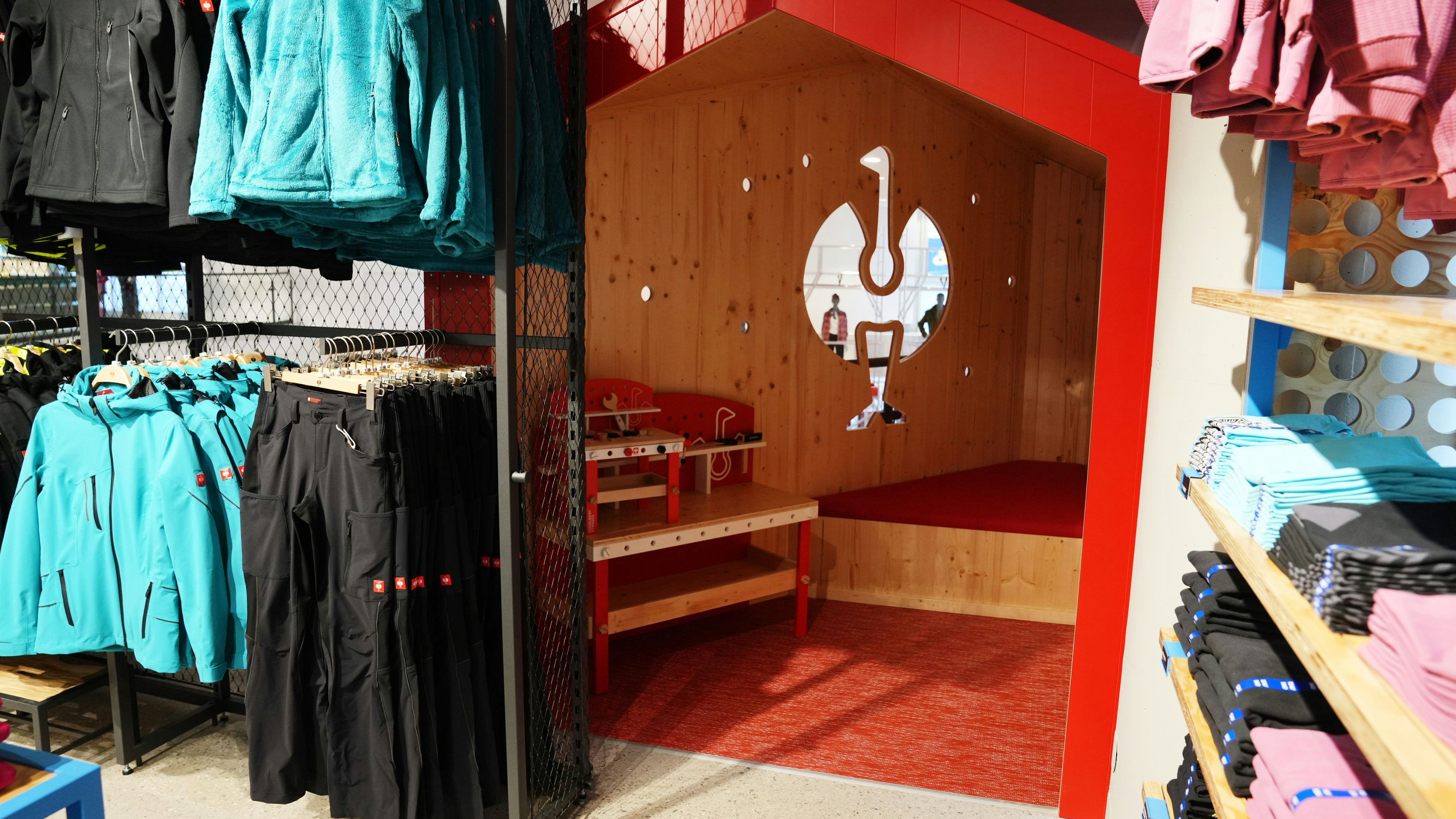 Der Vogel ist gelandet: Der neue Strauss-Workwearstore im Bauhaus Fachzentrum in Ottakring.