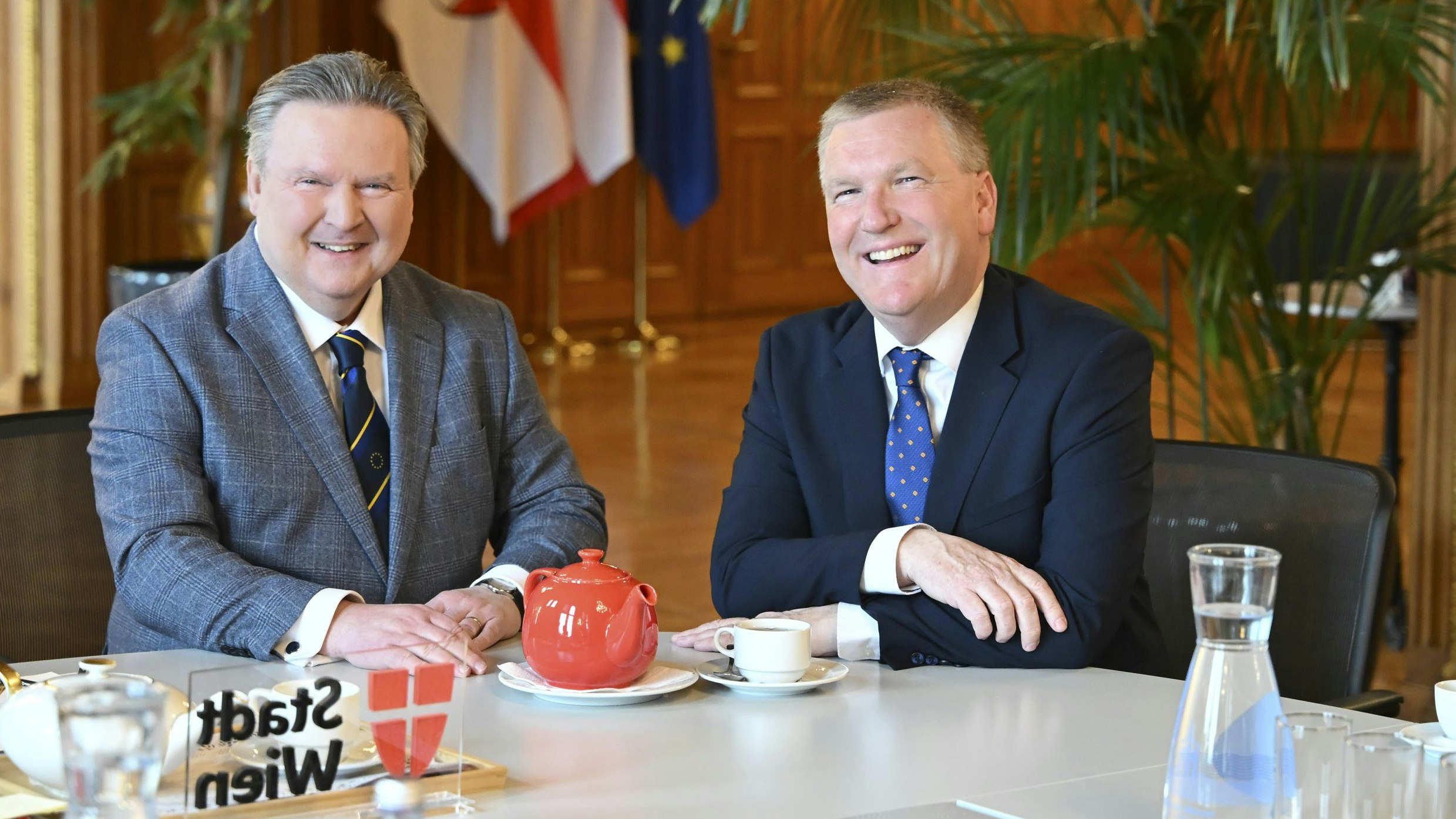 Wiens Bürgermeister Michael Ludwig (SPÖ, l.) mit EU-Kommissar Michael McGrath