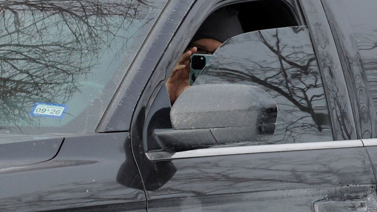 70 Milliarden Fotos von Personen. Bilder von verbeulten Auto-Stoßstangen. Daten von Banken, Finanzämtern, Bodycams: Trumps Abschiebebehörde ICE speist ihre neuen Überwachungs-Technologien mit allen verfügbaren Infos. Kommt das auch zu uns?