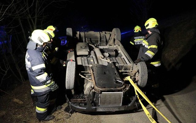 Das Auto kam am Dach zu liegen.