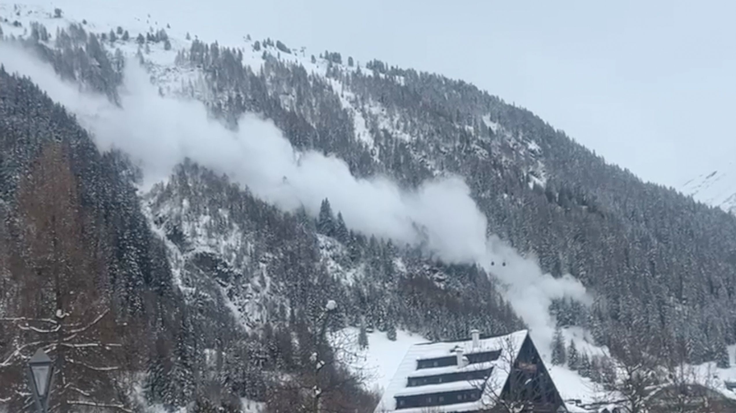 Bei einem Lawinenabgang in St. Anton am Arlberg wurden mindestens zwei Menschen getötet. 