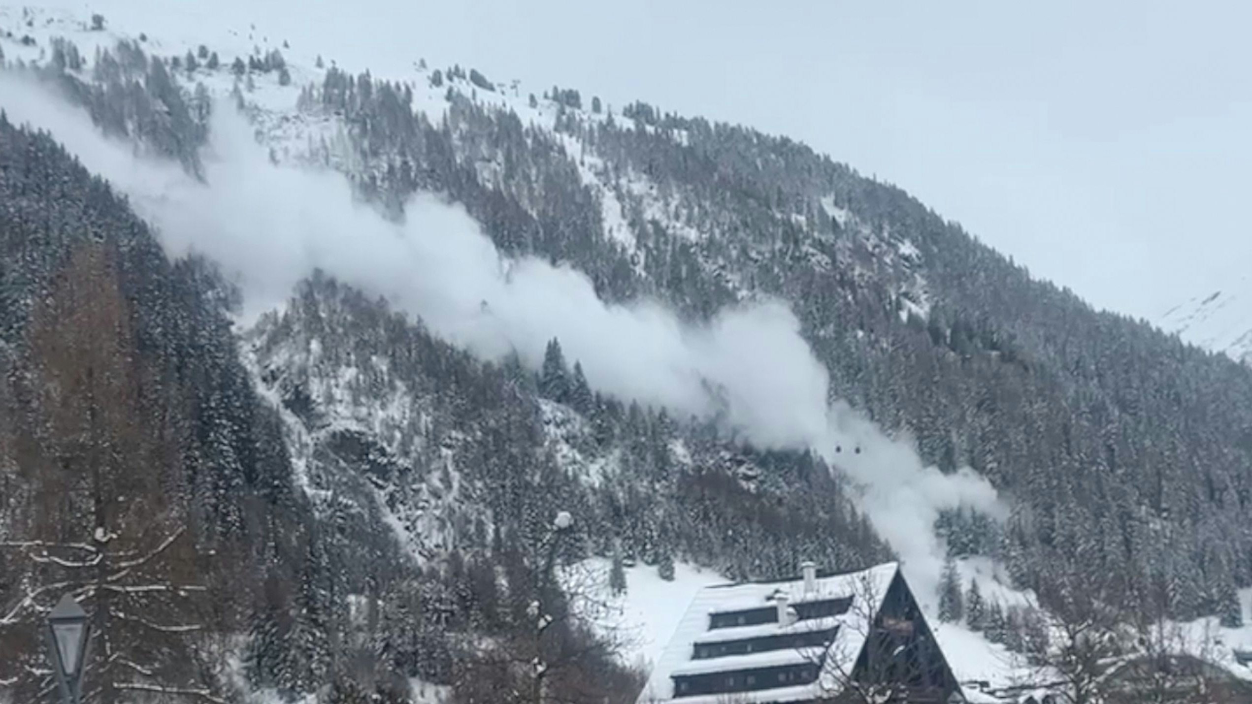 Bei einem Lawinenabgang in St. Anton am Arlberg wurden mindestens zwei Menschen getötet. 