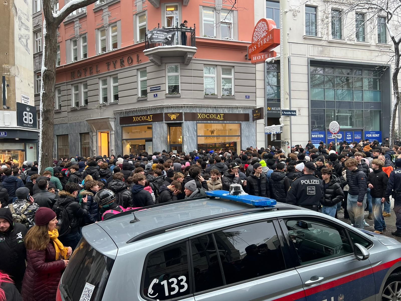 Heute.at - Geldregen in Wien! Jugendliche kämpfen um Scheine