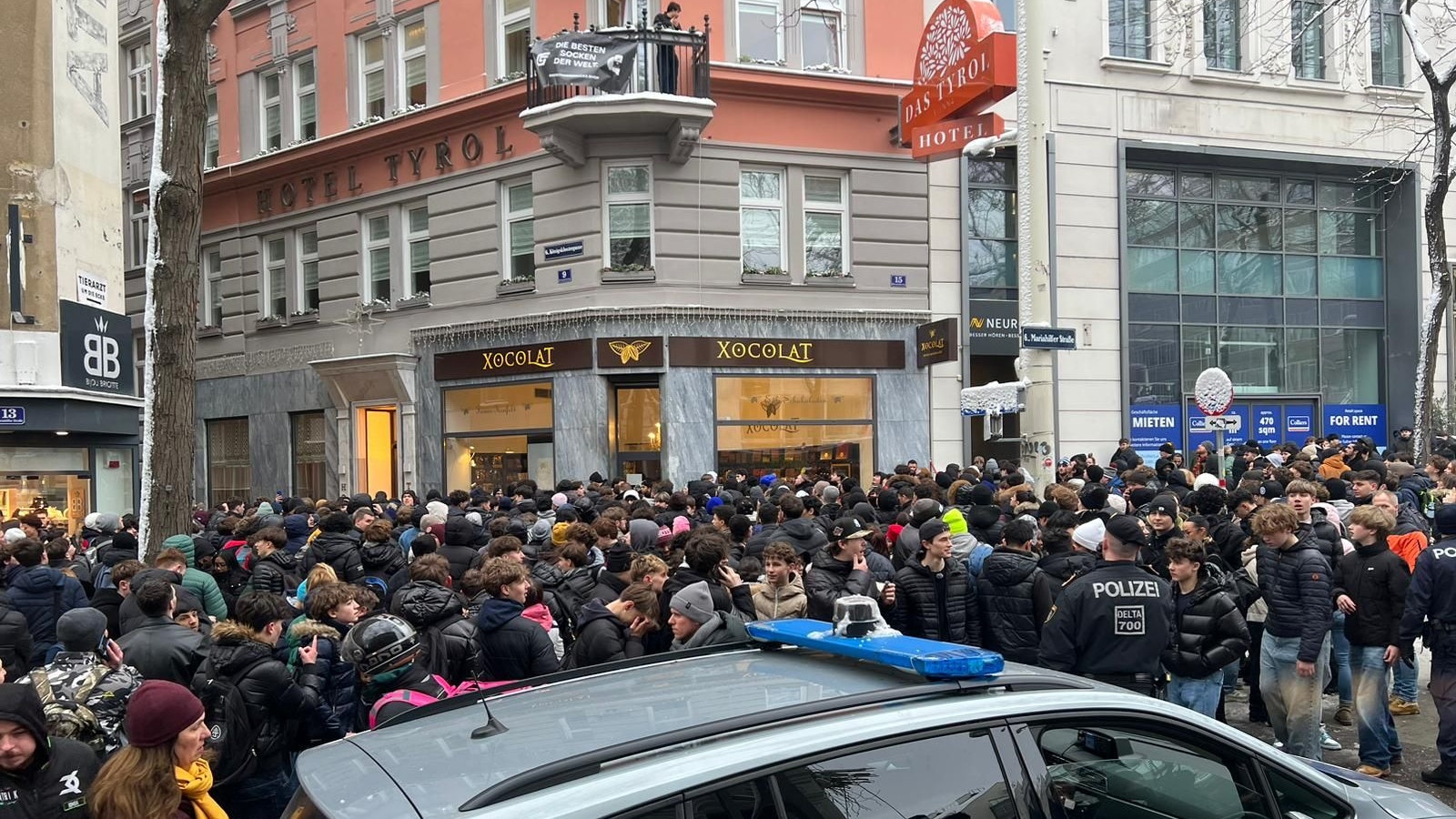 Geldregen in Wien! Jugendliche kämpfen auf der Mariahilfer Straße um die Scheine.
