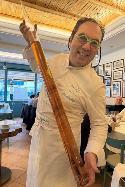 Chef und Flasche mit Dramaturgie: wenn Digestif plötzlich Bühnenbild wird