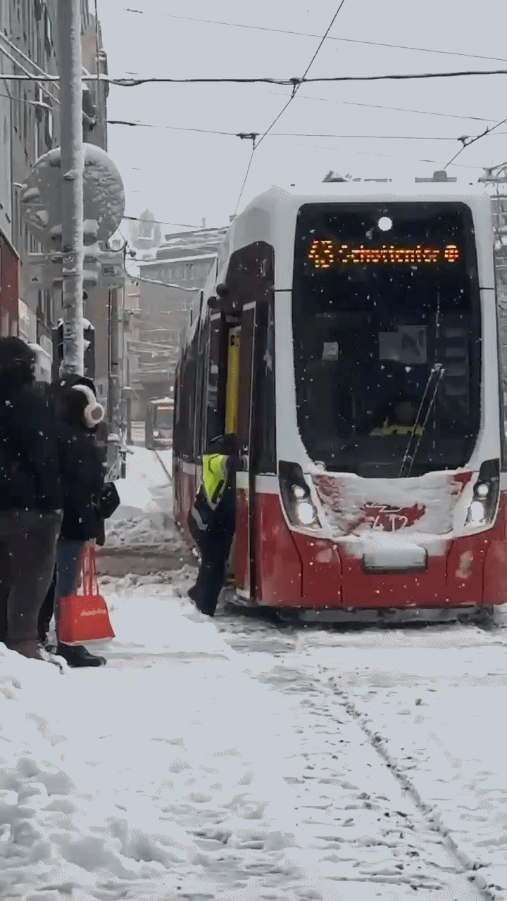 Heute.at - Schnee-Hammer! Straßenbahnen kommen kaum weiter