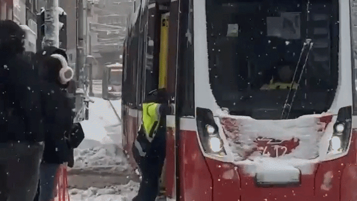 Heute.at - Schnee-Hammer! Straßenbahnen kommen kaum weiter