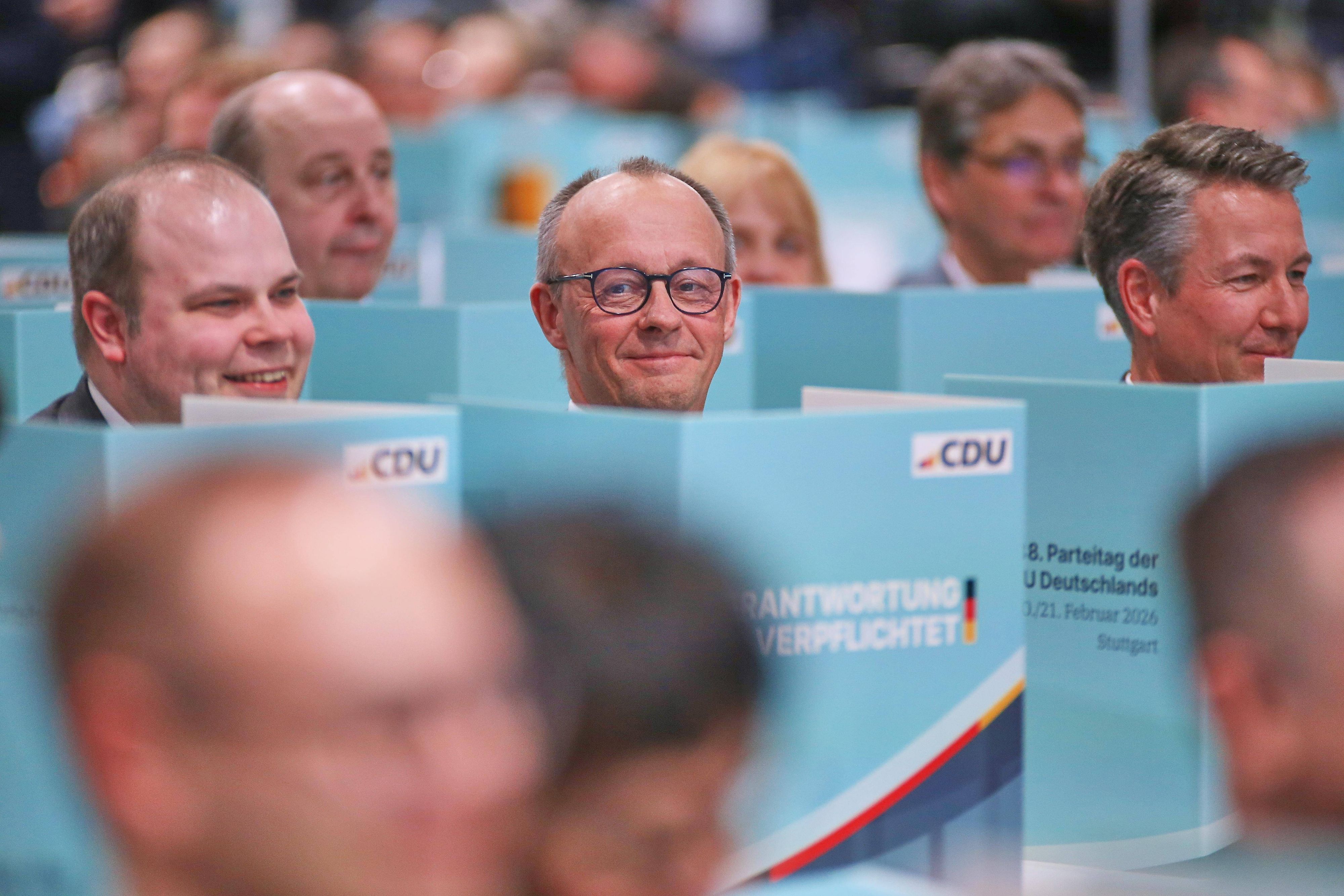 Weil die Technik streikte, mussten die rund 1.000 Delegierten (im Bild: CDU-Chef <strong>Friedrich Merz</strong>) mit Papier und Stift abstimmen.