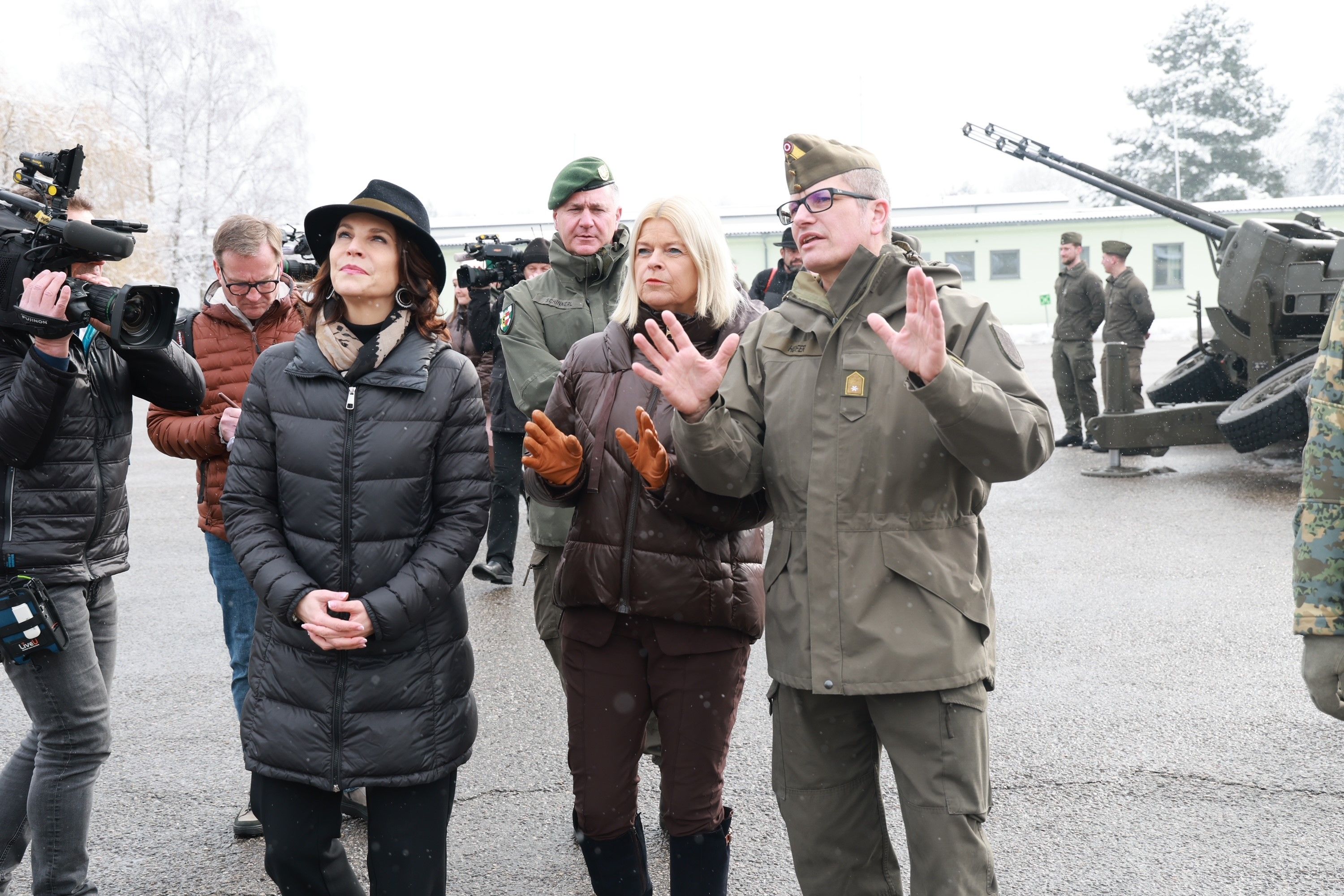 Landeshauptfrau Karoline Edtstadler und Verteidigungsministerin Klaudia Tanner im Gespräch mit Roman Hofer (Kommandant Luftraumüberwachung Bundesheer)