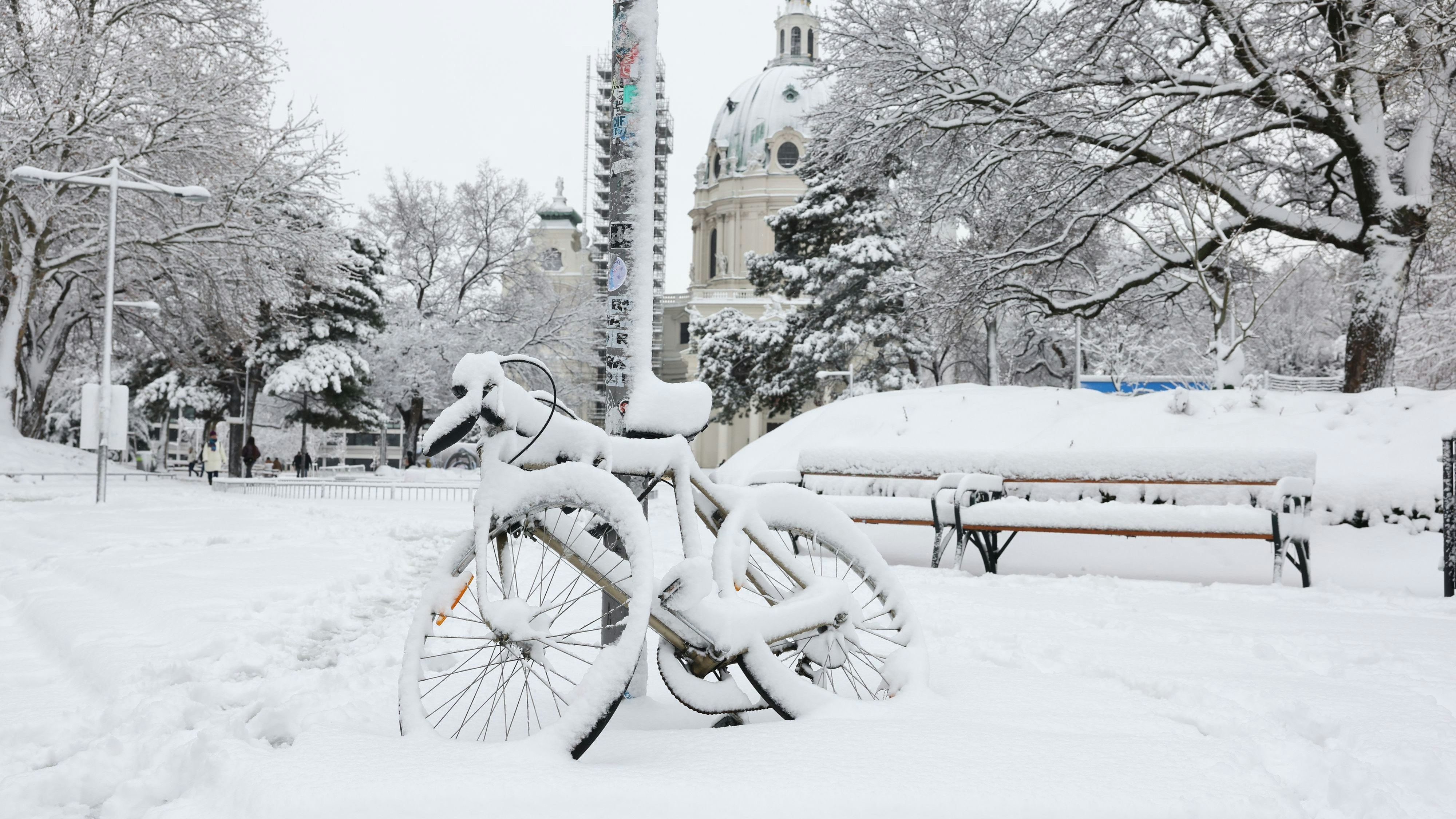Wien kämpft gegen die 20 Zentimeter Schnee an. 