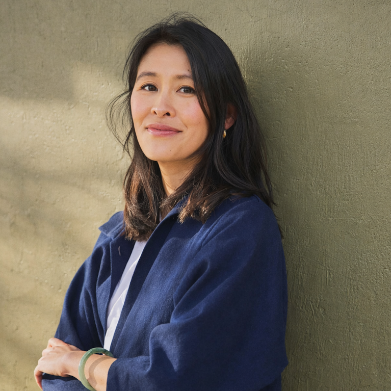 Rachel Khong kam im Alter von zwei Jahren in die USA. Ihre alte Heimat ist ihr heute fremd, in der neuen Heimat ist sie oft eine Fremde. Im US-Besteller "Real Americans" verarbeitet sie das Dilemma, das Buch ist nun auf Deutsch erschienen – und bezaubert viele.