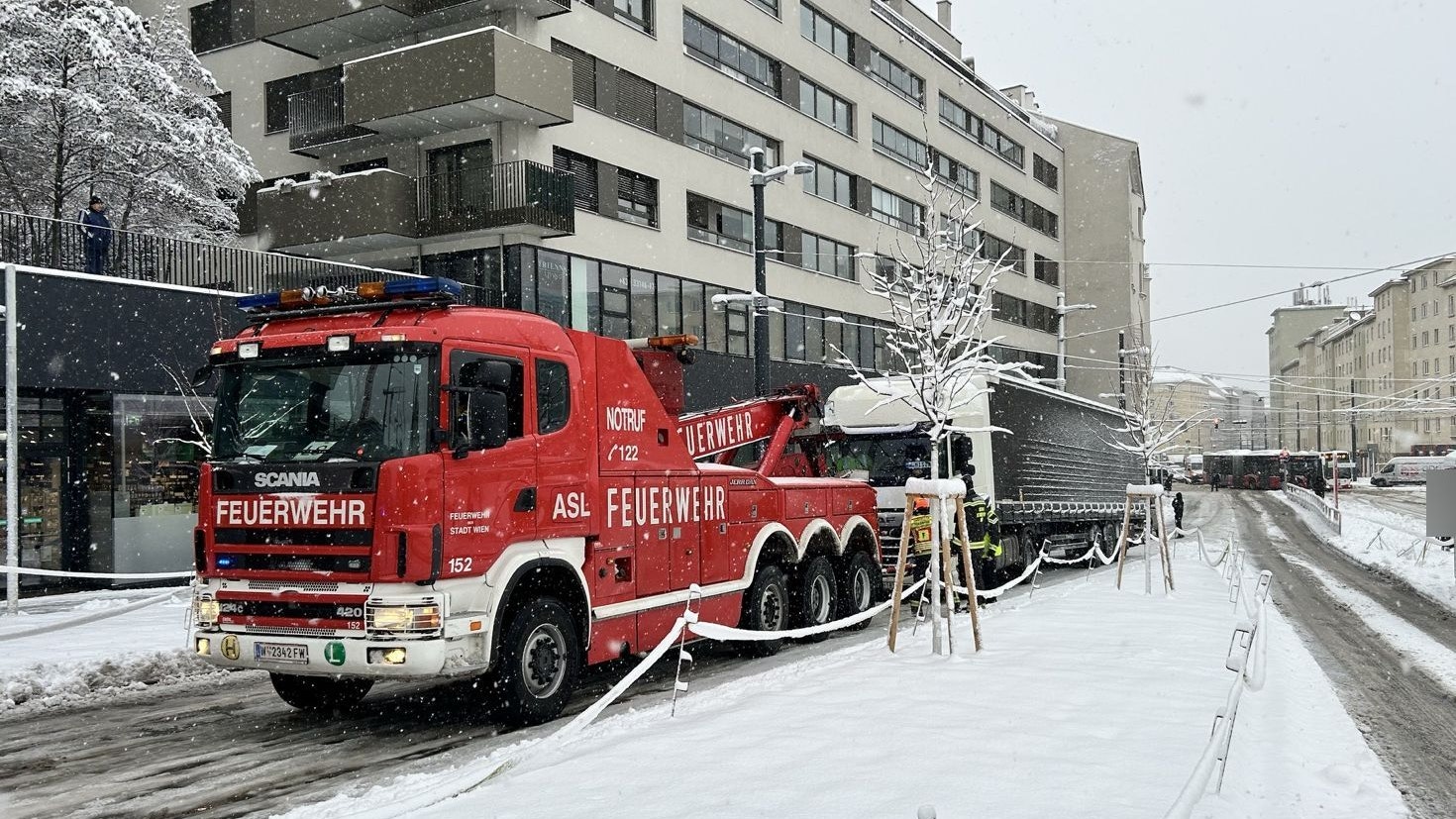 Heute.at - Unfälle, Sperren! Totales Schnee-Chaos in Wien