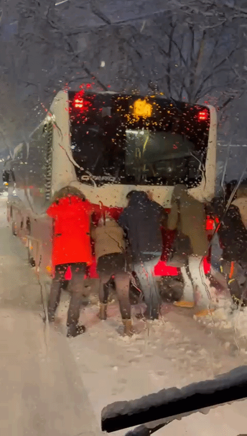 Heute.at - Schnee-Chaos – Bus steckt fest, Wiener schieben an