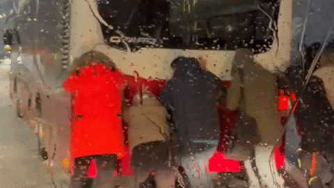 Heute.at - Schnee-Chaos – Bus steckt fest, Wiener schieben an