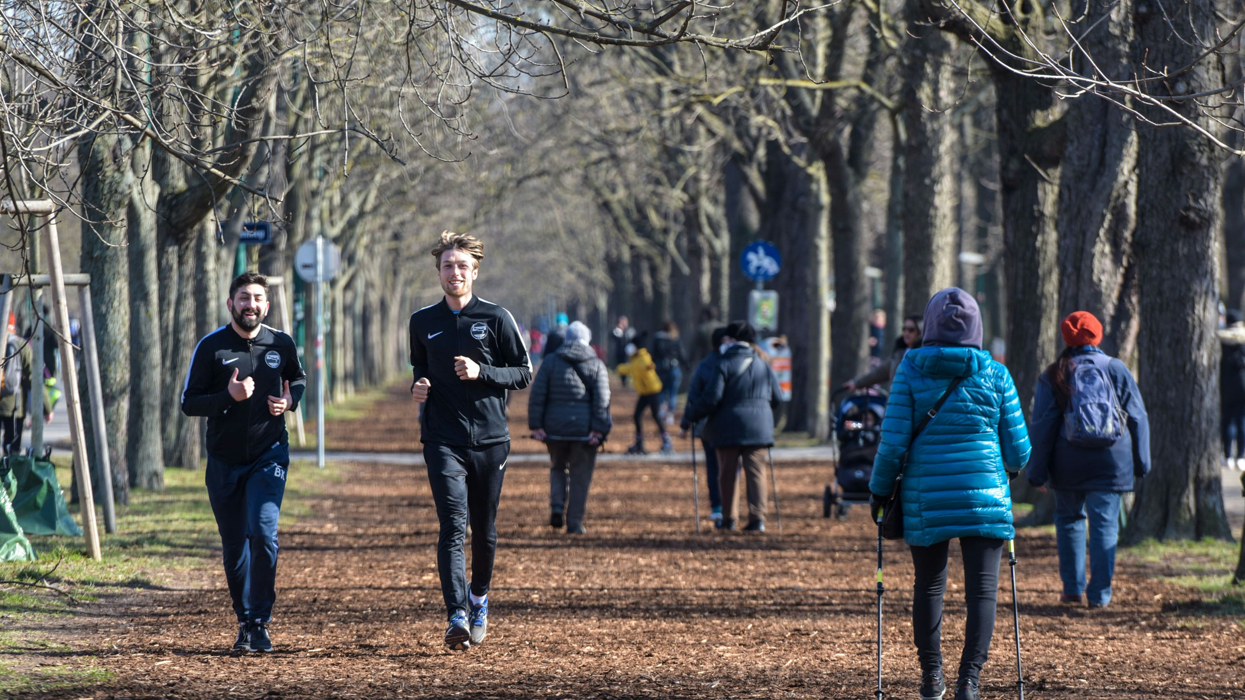 (210307) -- VIENNA, March 7, 2021 (Xinhua) -- People jog and walk to enjoy their outdoor time in Vienna, Austria, on March 7, 2021. (Xinhua/Guo Chen).Xinhua News Agency / eyevine :...http://.
