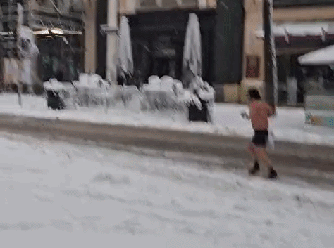 Wiener läuft bei Schnee-Chaos oben ohne durch Mahü.