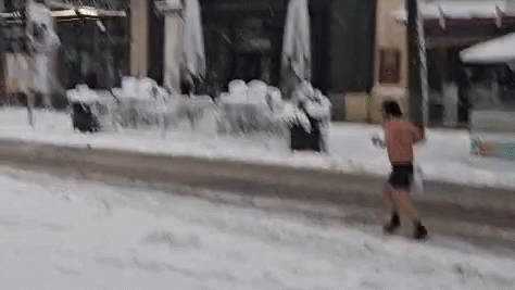 Wiener läuft bei Schnee-Chaos oben ohne durch Mahü