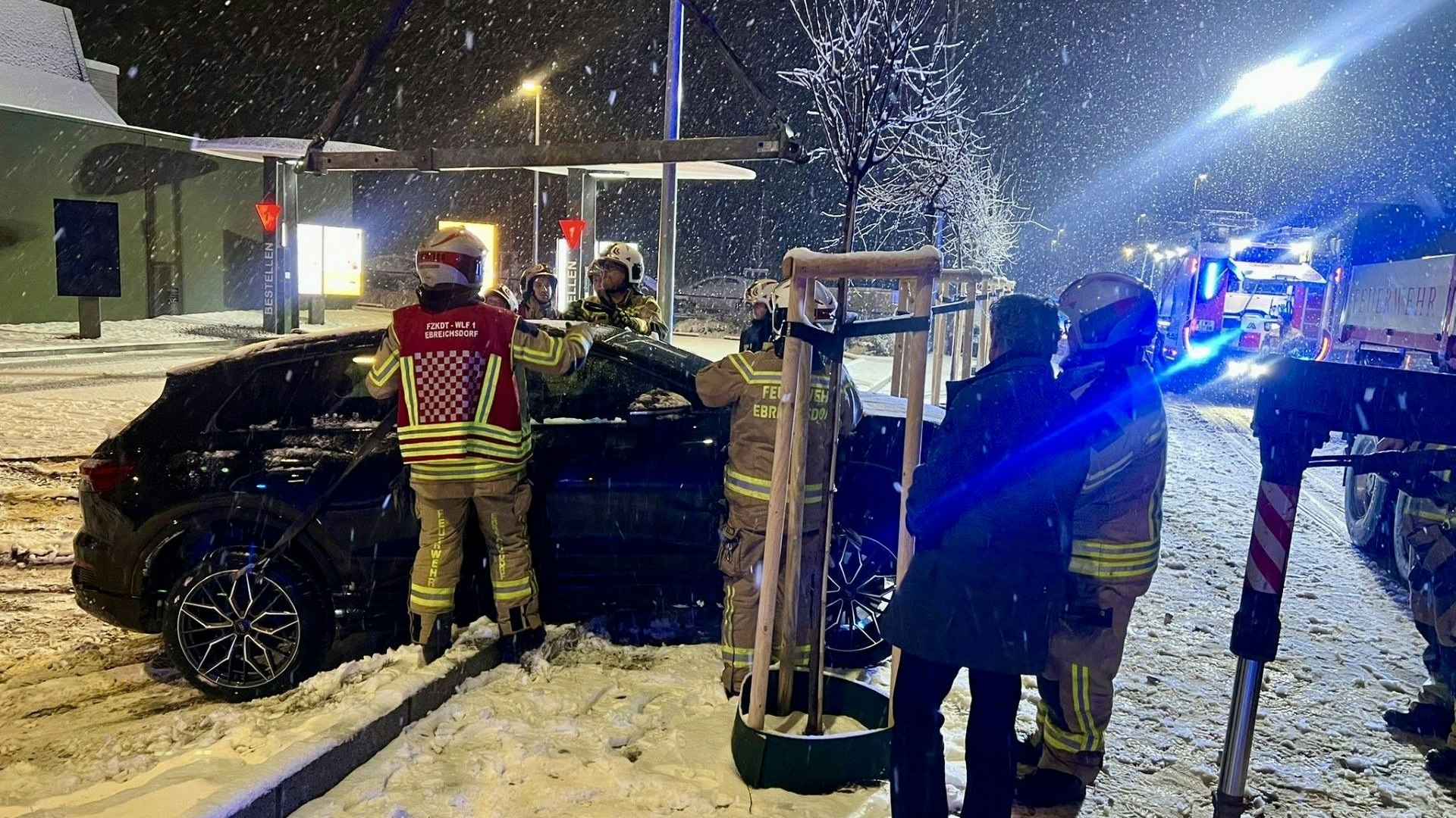 Heute.at - Audi-Lenker rutscht auf schneeglatter Straße in Graben