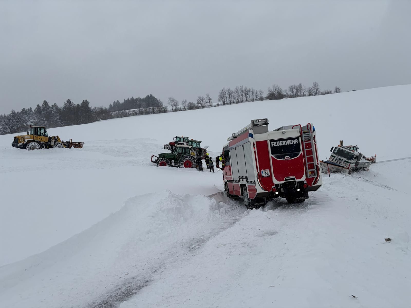 Die Feuerwehr Gschaidt musste ausrücken, um einen Schneepflug zu bergen.