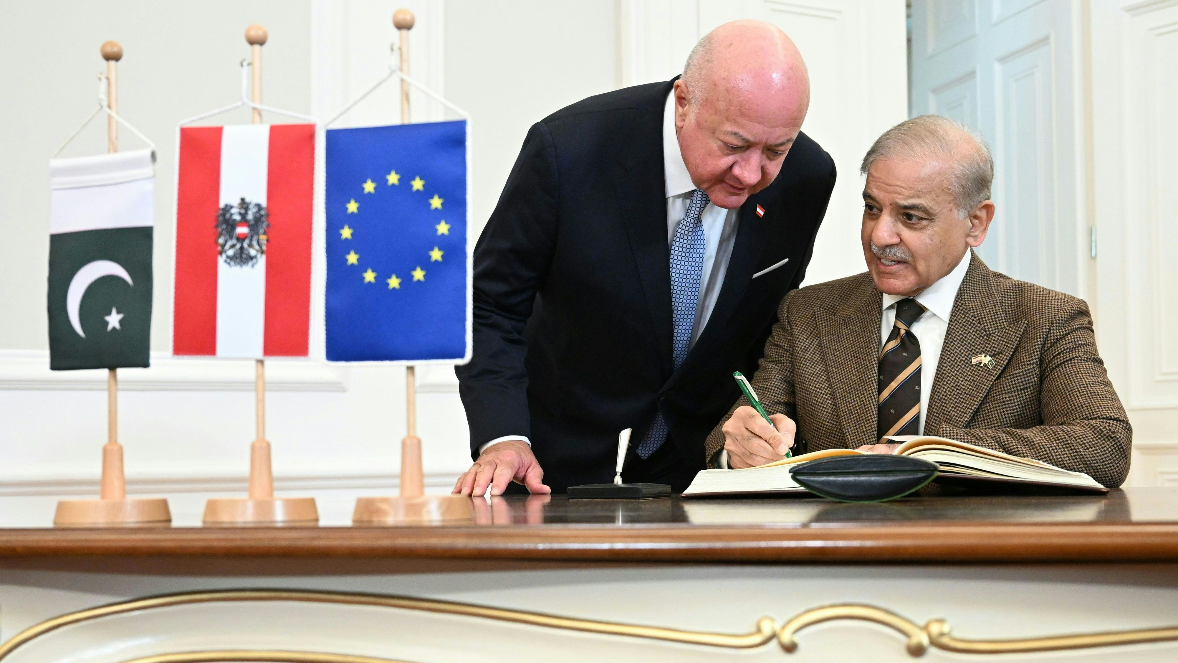 Wurscht, schreiben Sie einfach "Stocker ist super "hin: Österreichs Kanzler mit dem pakistanischen Premierminister Shehbaz Sharif