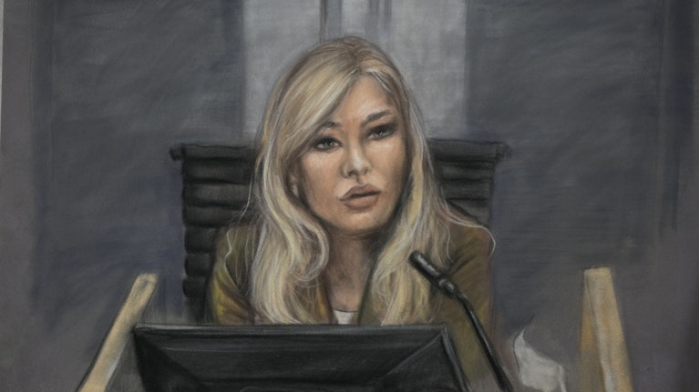 Ein Jahr lebte Nora Haukland an der Seite von Marius Borg Høiby. Dabei erlebte sie eine Achterbahnfahrt der Gefühle: Intime Momente der Zweisamkeit, aber auch nackte Angst vor seiner Unberechenbarkeit und Aggression. Protokoll einer toxischen Partnerschaft.