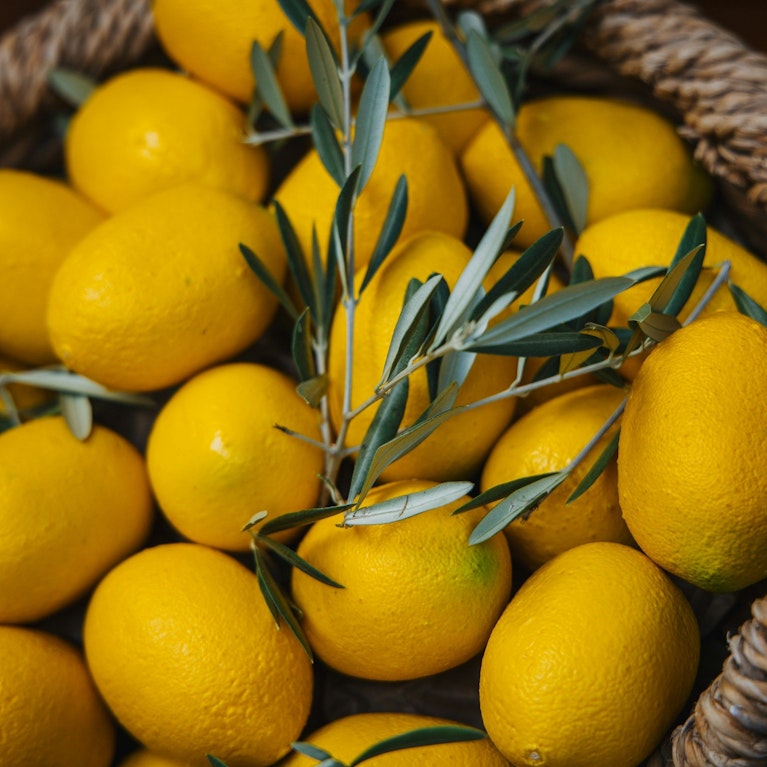 Postkarten-Kitsch für Kulinariker an einer der vielen schönsten Küsten Italiens: Der Connaisseur wird ganz demütig, die beste Ehefrau von allen navigiert ihn zielsicher und Die Cuisinière kommentiert die gastronomischen Höhenflüge fachlich aus der Ferne.