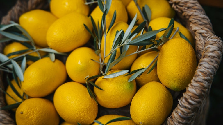 Postkarten-Kitsch für Kulinariker an einer der vielen schönsten Küsten Italiens: Der Connaisseur wird ganz demütig, die beste Ehefrau von allen navigiert ihn zielsicher und Die Cuisinière kommentiert die gastronomischen Höhenflüge fachlich aus der Ferne.