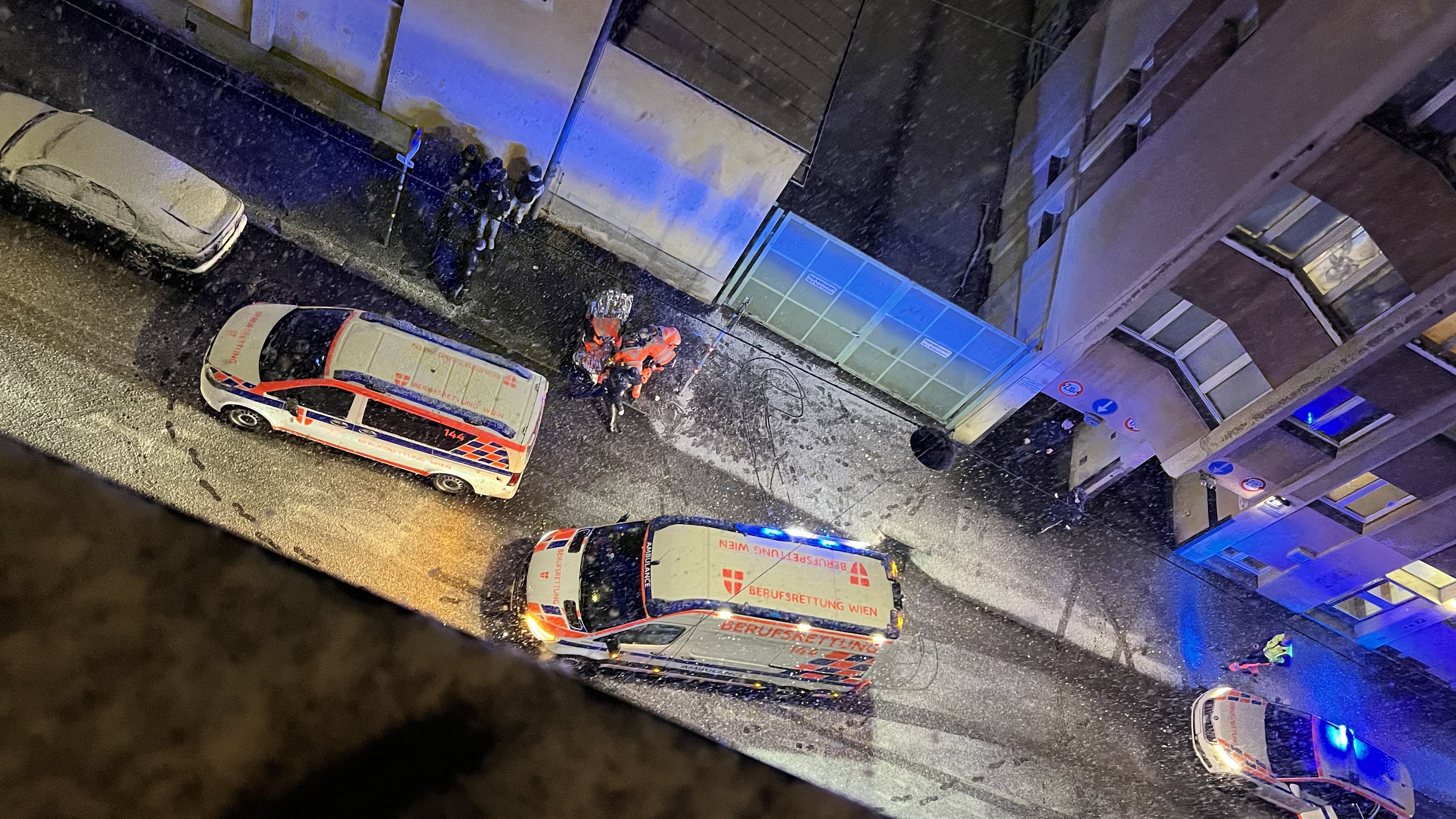 Heute.at - Brutale Messer-Attacke in Wien! Duo sticht auf Mann ein