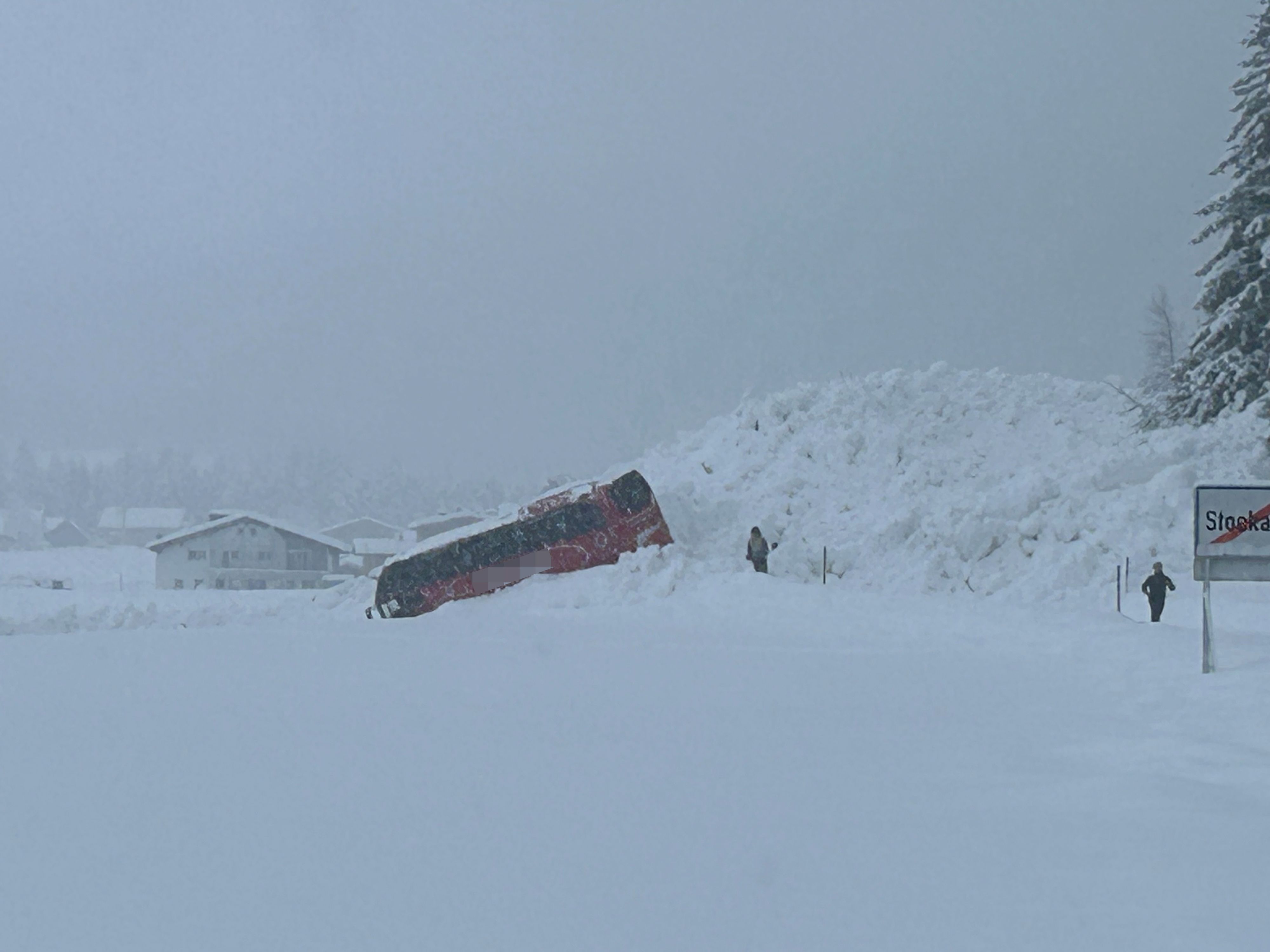 Die Lechtalbundesstraße musste nach einem Lawinenabgang gesperrt werden.