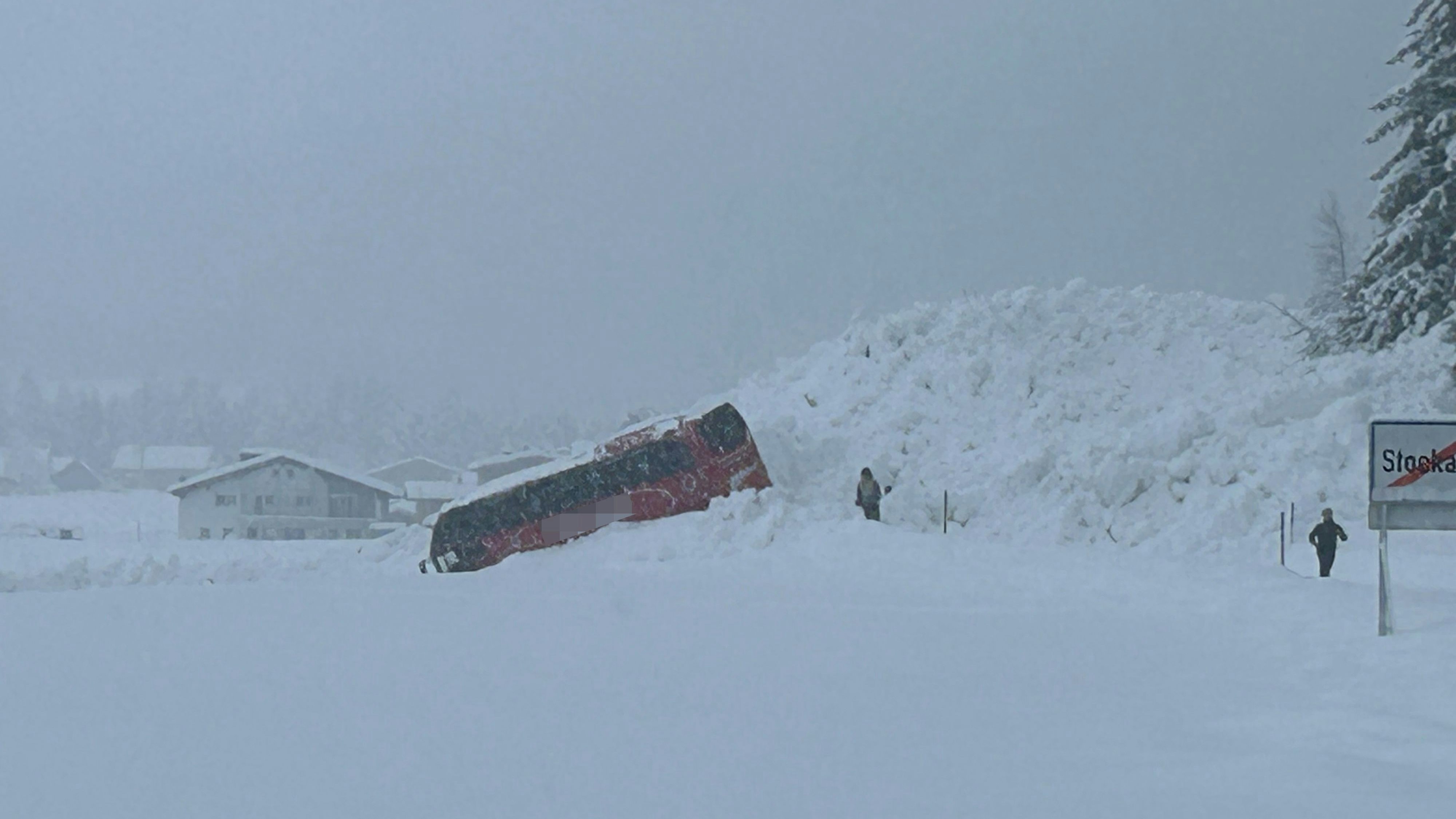 Die Lechtalbundesstraße musste nach einem Lawinenabgang gesperrt werden.