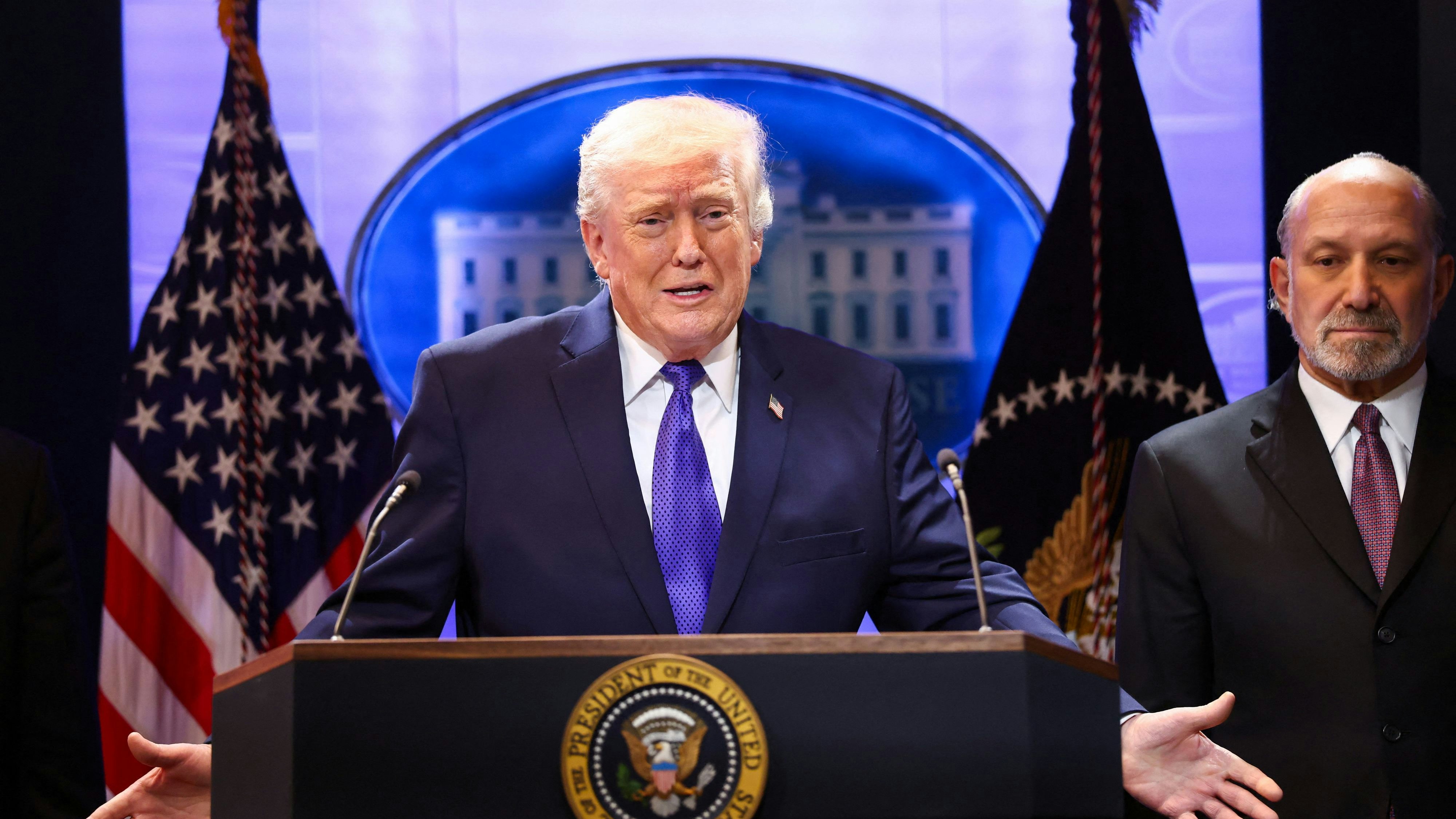 Donald trump will einen zusätzlichen Zoll einführen. 