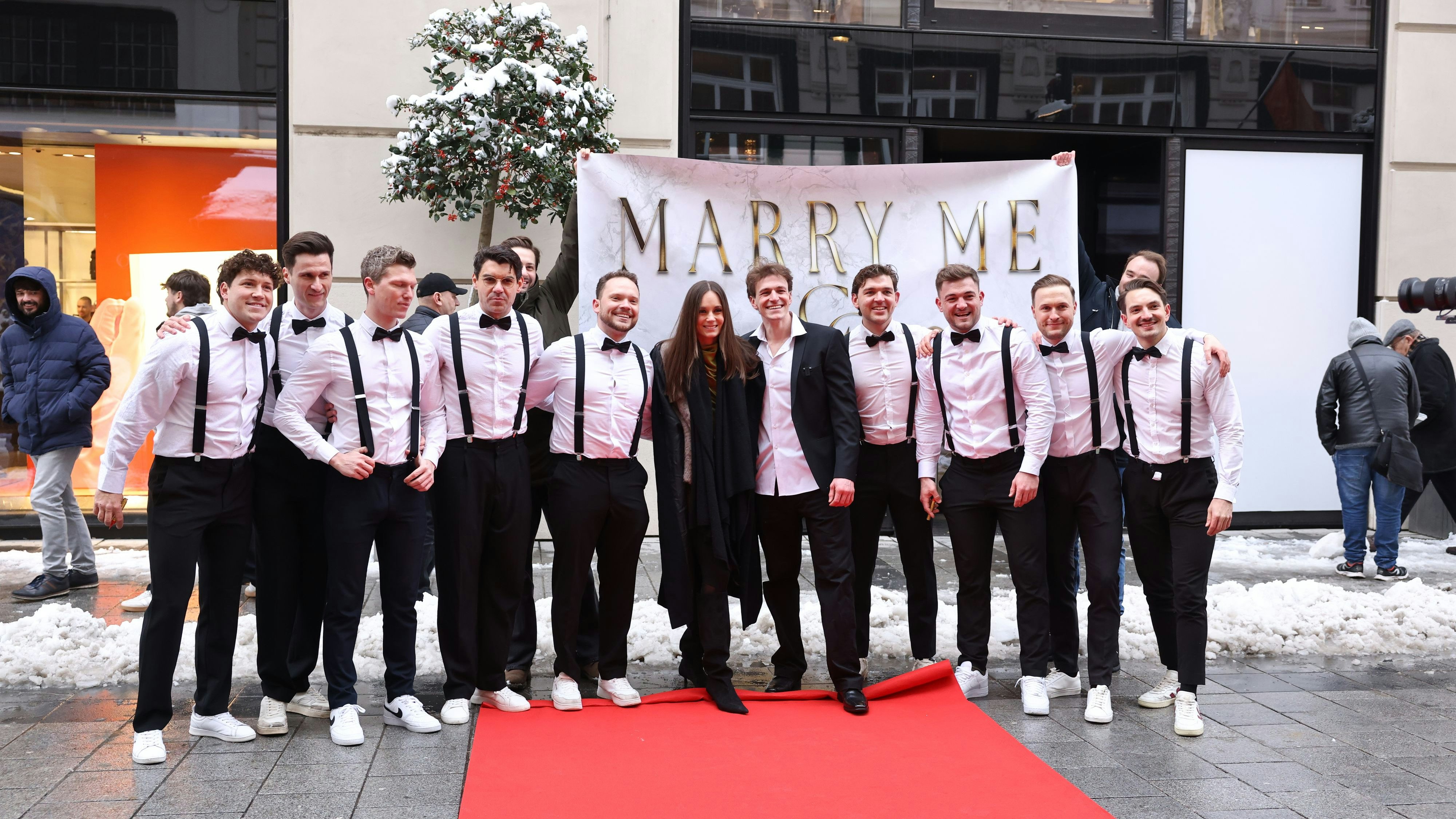 Freunde feierten mit dem glücklichen Paar in der Wiener City.