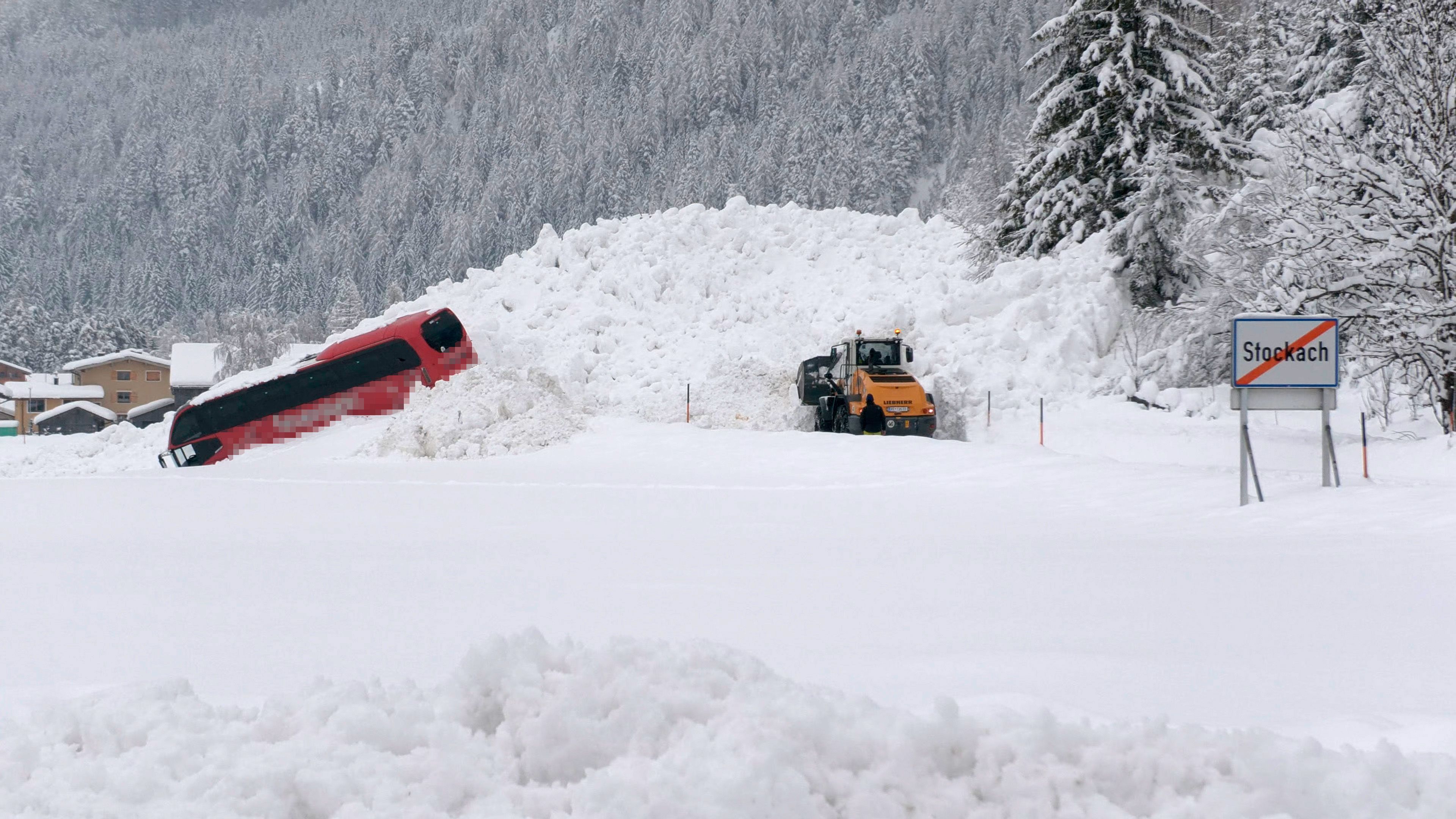 Lawine reißt Bus von Straße – "Tausend Schutzengel" | Heute.at