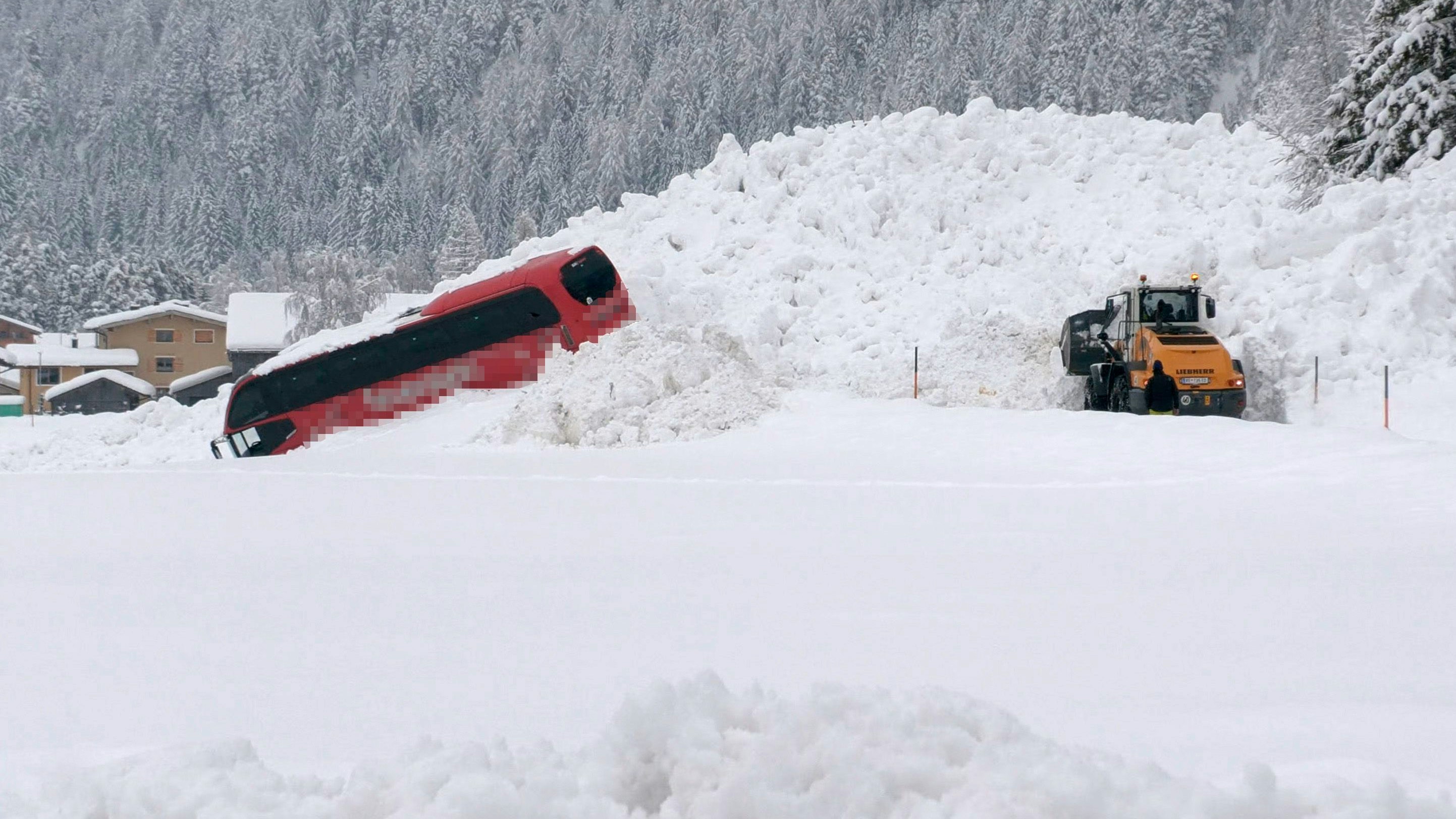 Heute.at - Lawine reißt Bus von Straße – Tausend Schutzengel
