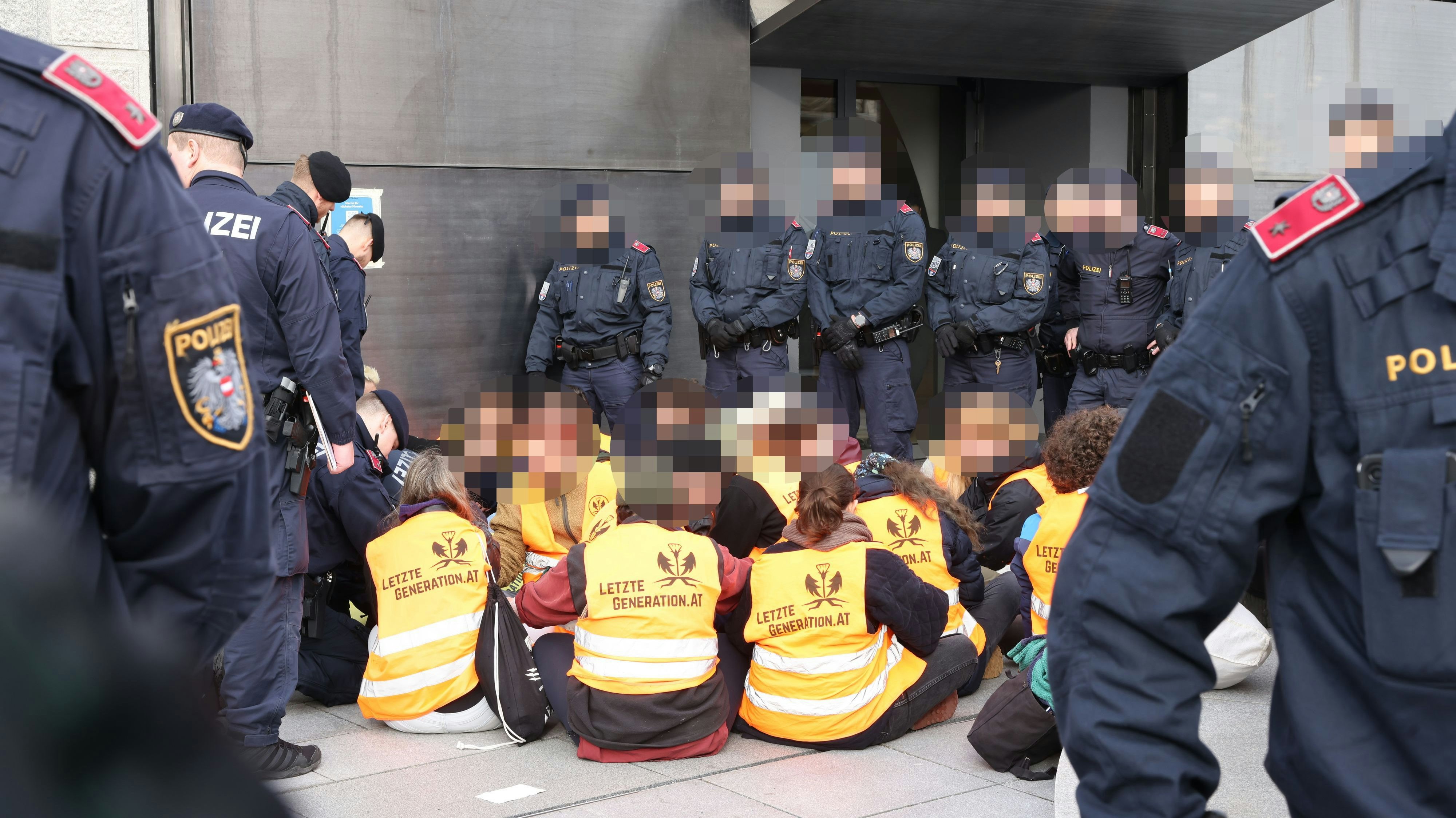 Klima-Kleber der "Letzten Generation" sorgten mit ihren Protest-Aktionen immer wieder für Aufsehen.