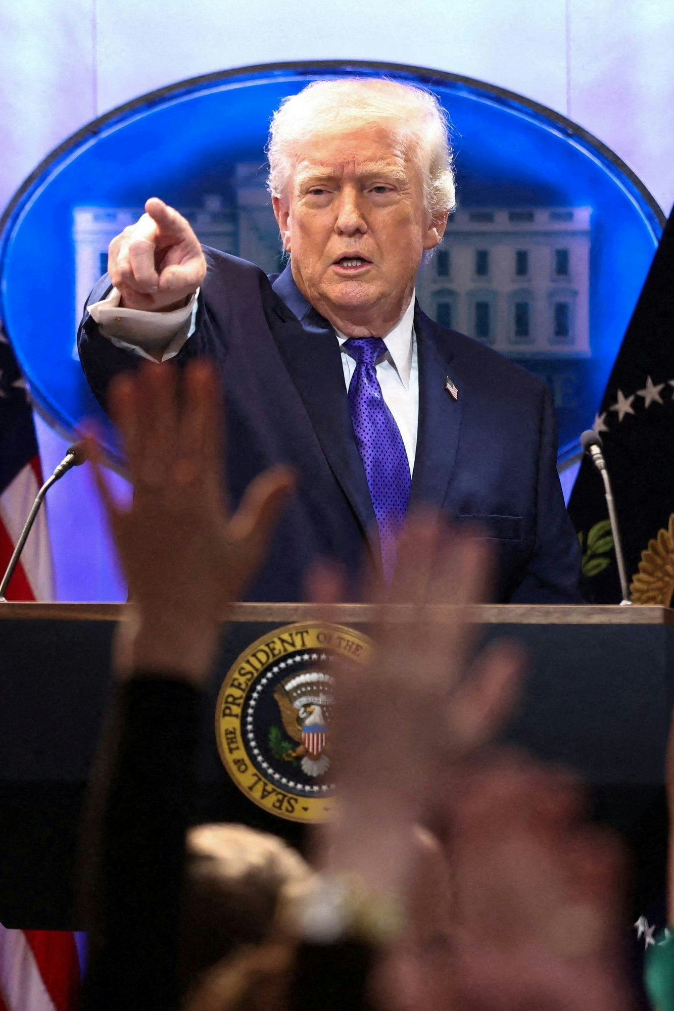 Die "Länder werden nicht lange tanzen": Ein wütender Donald Trump kündigte 10 Prozent Sonderzoll für die gesamte Welt an