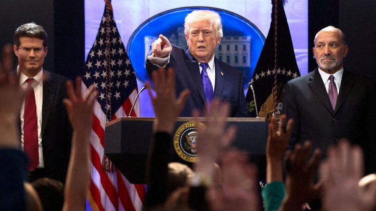 13 Monate nach Amtsantritt musste US-Präsident Donald Trump seine schwerste Niederlage einstecken. Der Oberste Gerichtshof verbot ihm, die Welt mit Sonderzöllen zu bestrafen. Das Urteil, die Folgen und ob die USA über 100 Milliarden zurückzahlen müssen.