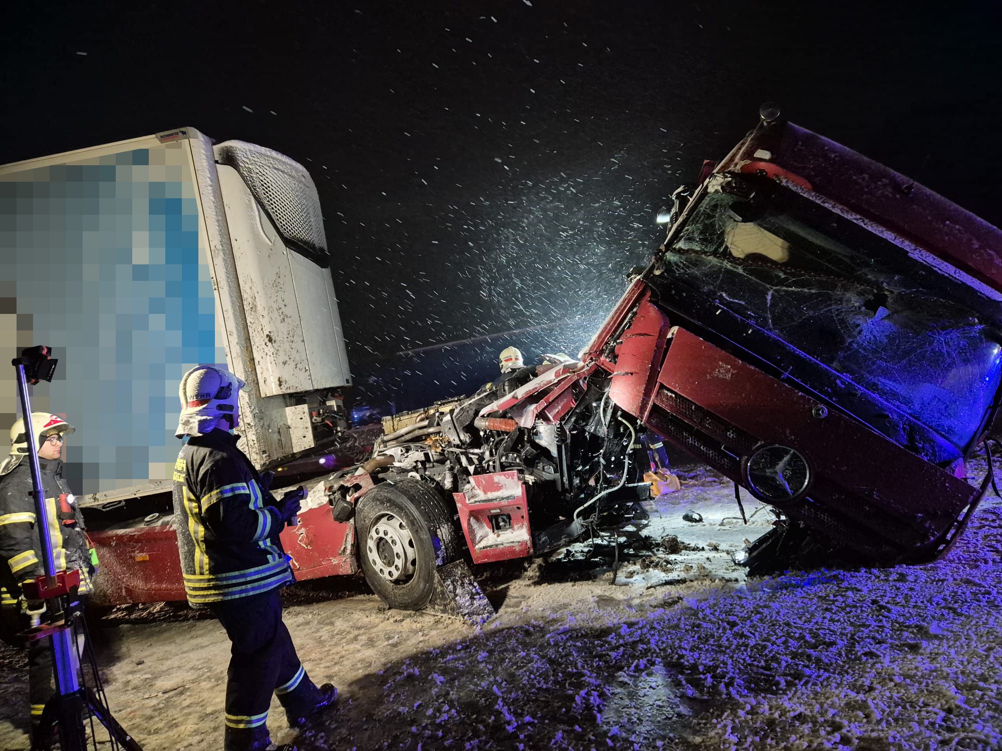 Das Kranfahrzeug der FF St. Pölten-Stadt musste in den letzten vier Tagen gleich fünf LKW nach Unfällen bergen. 