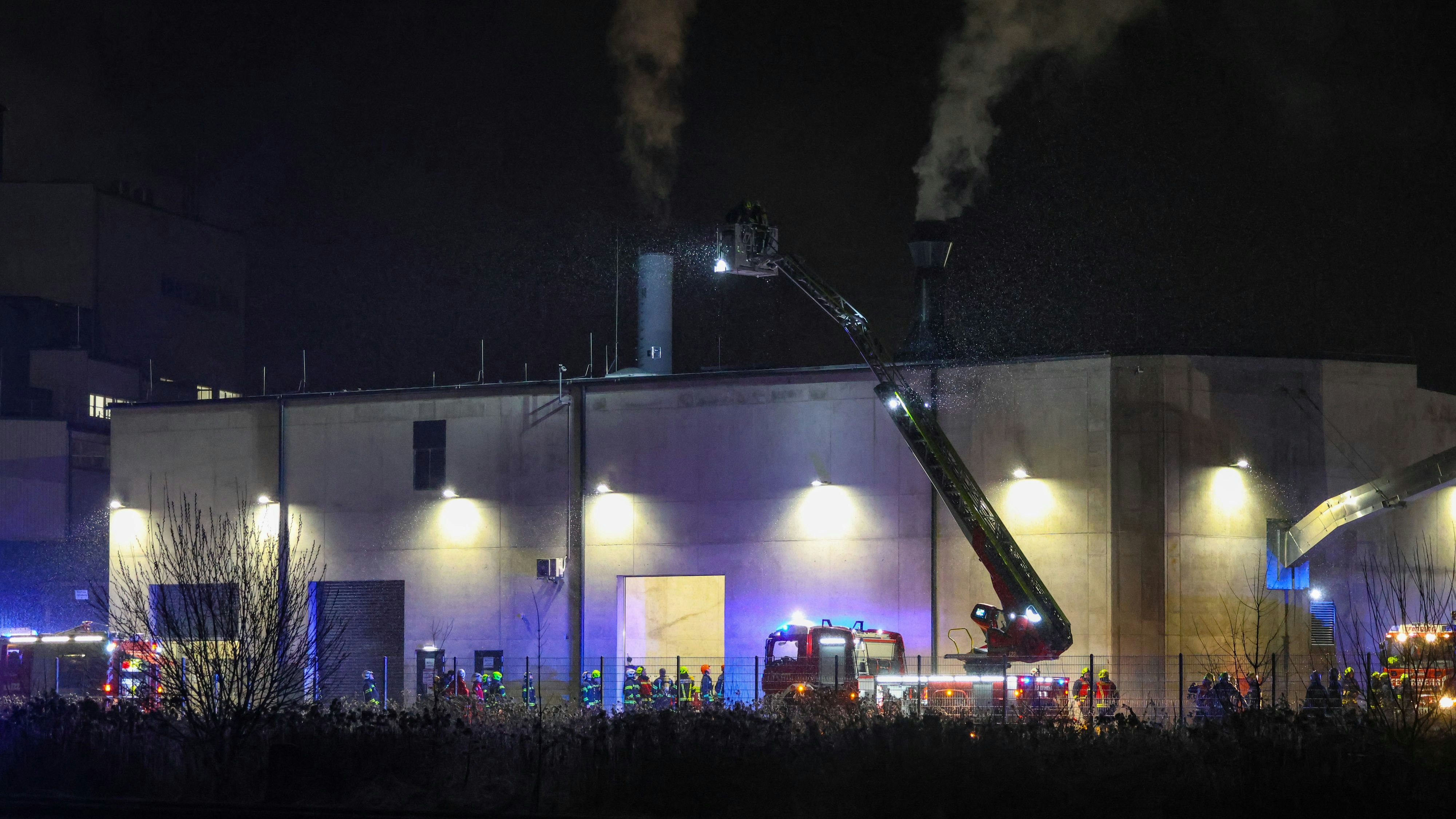 Heute.at - Feuerwehr rückt mitten in der Nacht zu Unternehmen aus