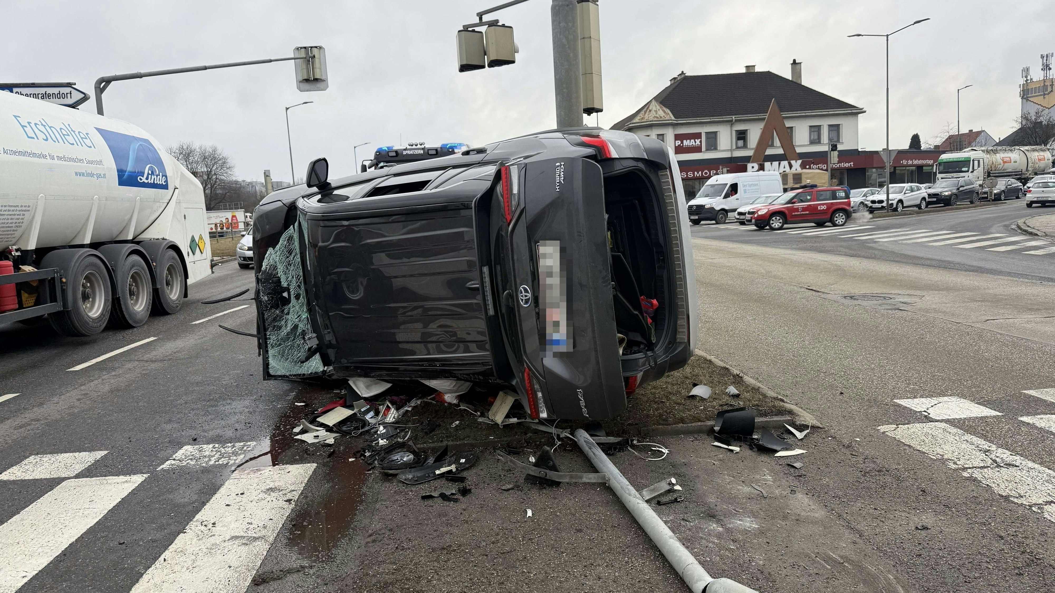 Der Toyota blieb auf der Seite liegen.
